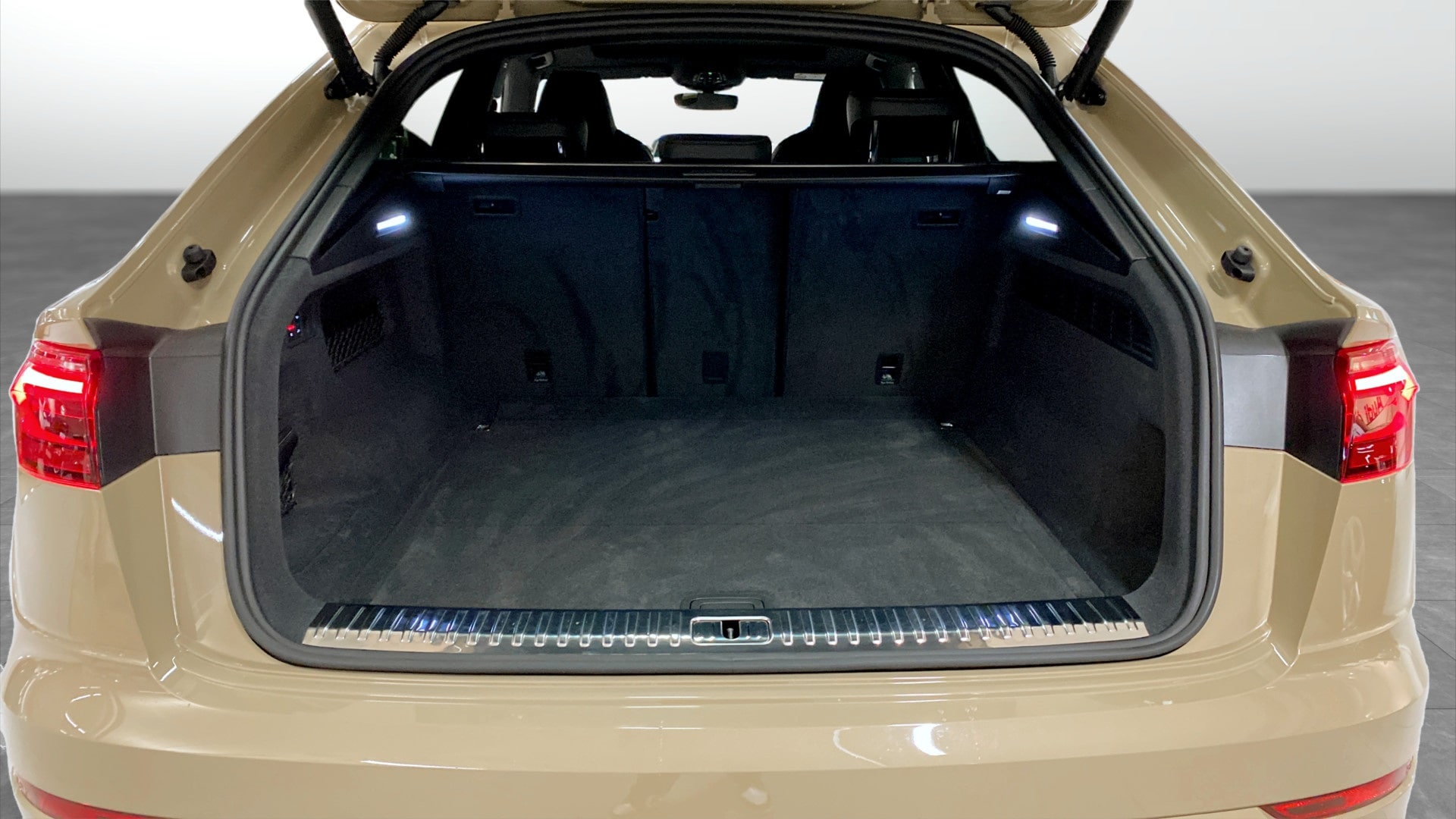 Bild som visar Audi Q8 SUV Q8 SUV 50 TDI quattro 286 hk tiptronic - för mer information kontakta din Audi Partner