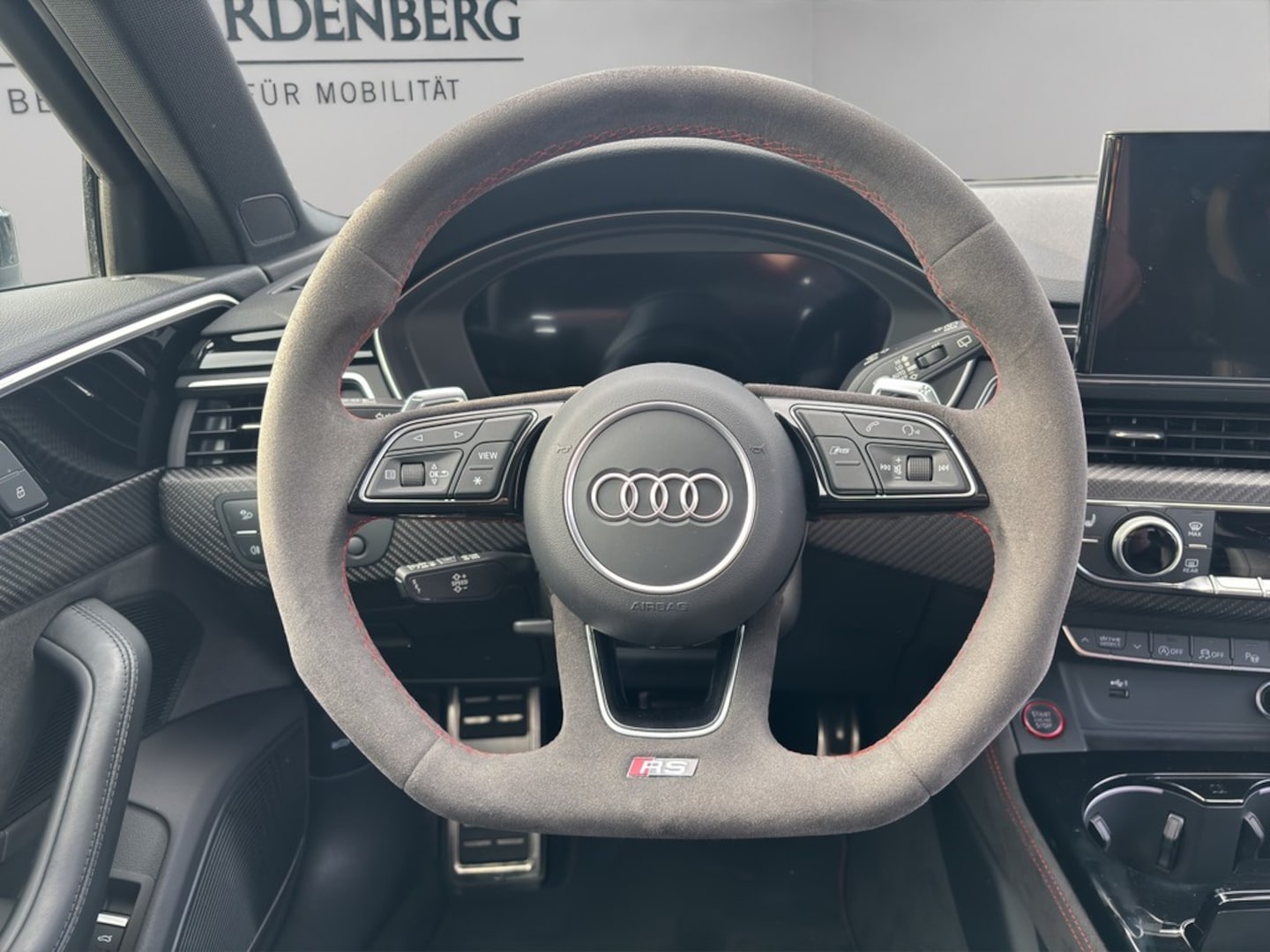 Bild über Audi RS 4 Avant TFSI quattro tiptronic - für weitere Informationen kontaktieren Sie den Audi Partner
