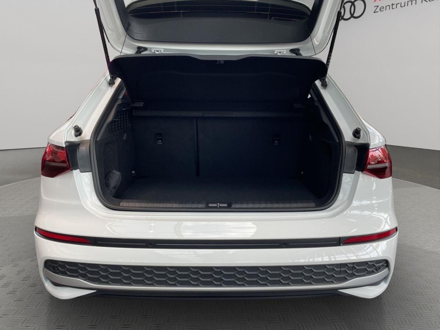 Bild über Audi A3 Sportback advanced 30 TFSI S tronic - für weitere Informationen kontaktieren Sie den Audi Partner