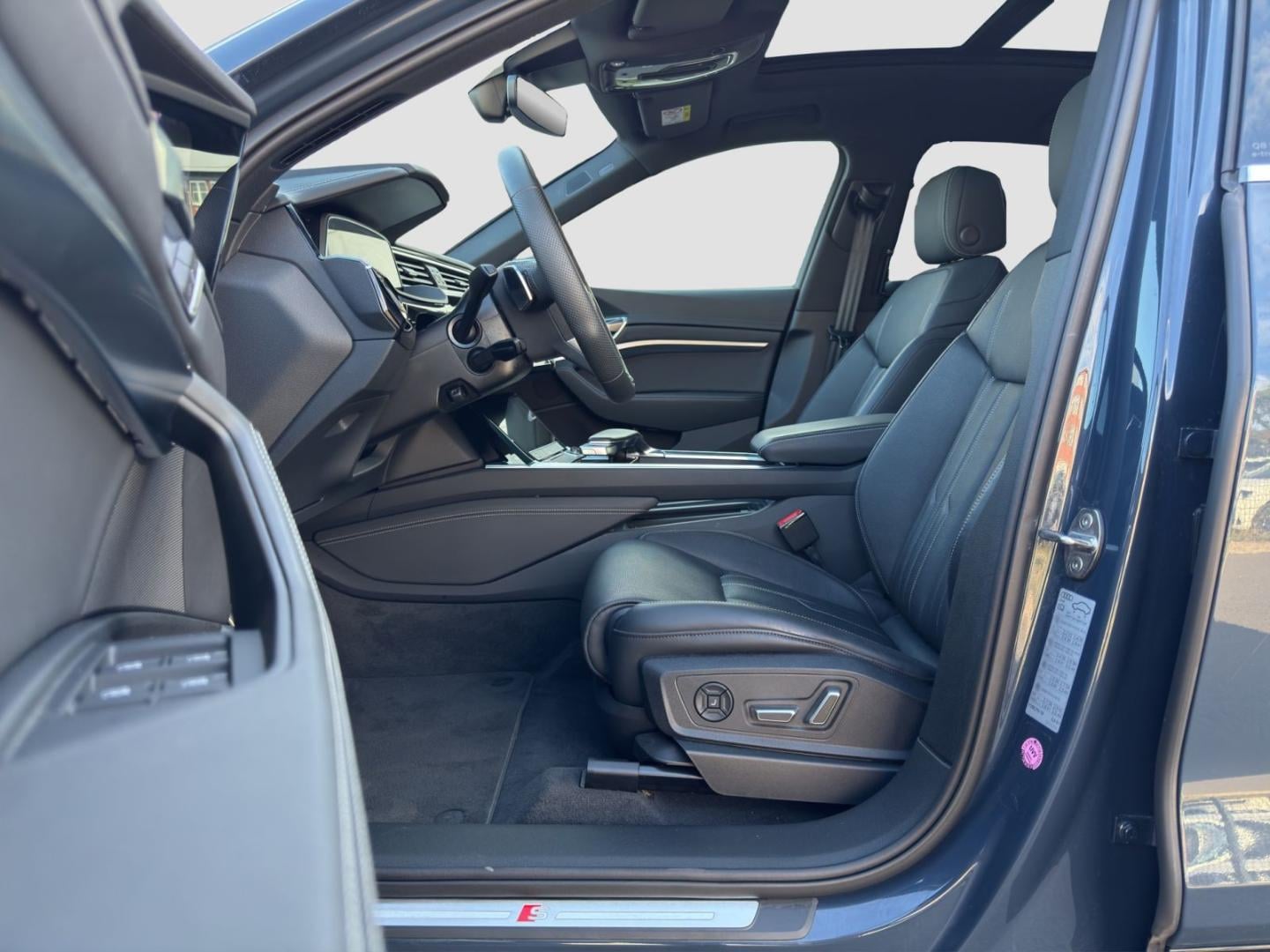 Bild über Audi Q8 Sportback e-tron S line 55 e-tron quattro - für weitere Informationen kontaktieren Sie den Audi Partner