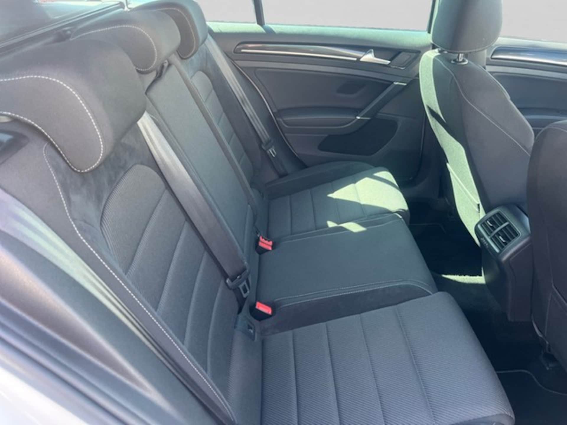 Volkswagen Golf Variant R