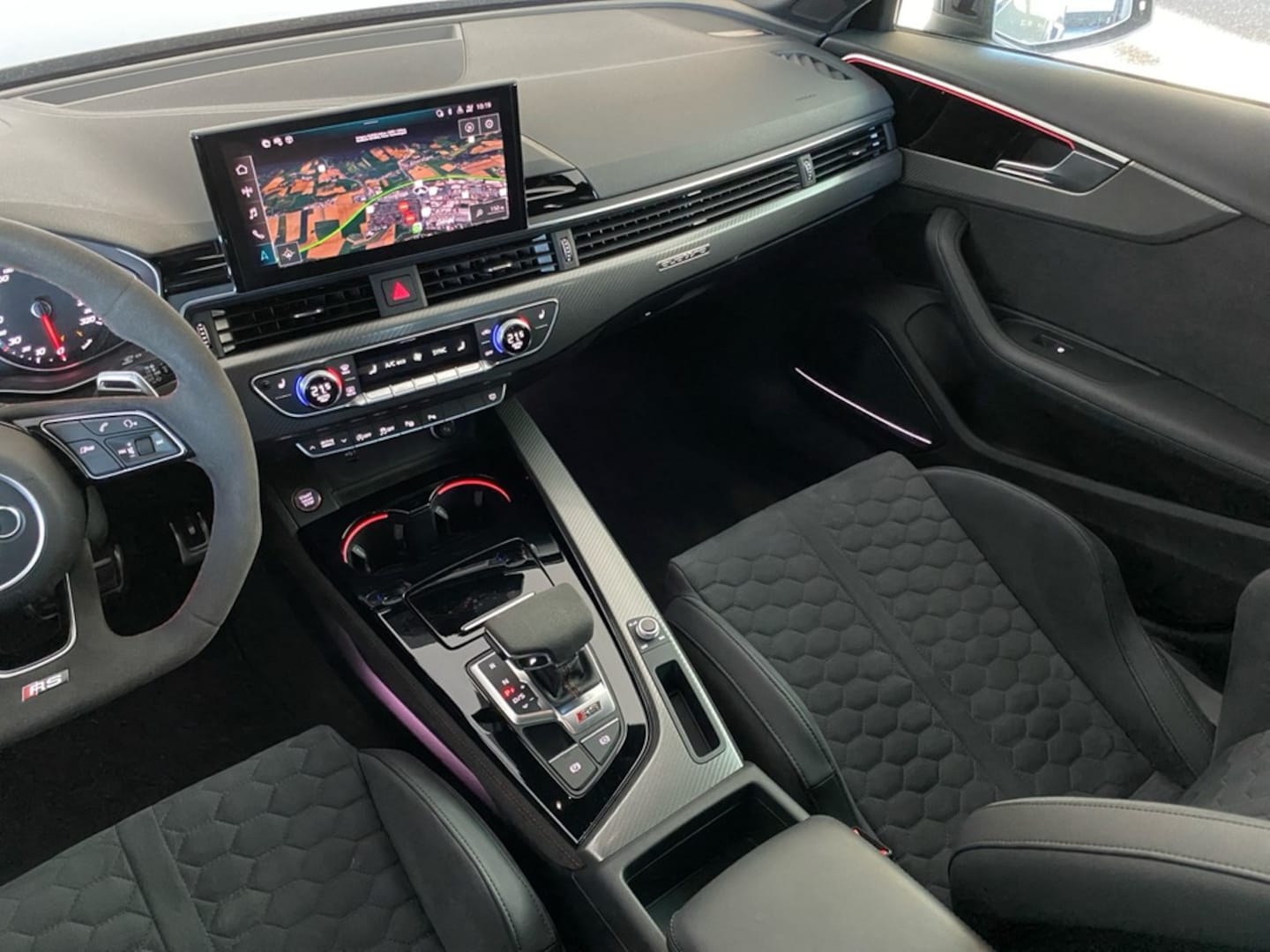 Bild über Audi RS 4 Avant TFSI quattro tiptronic - für weitere Informationen kontaktieren Sie den Audi Partner