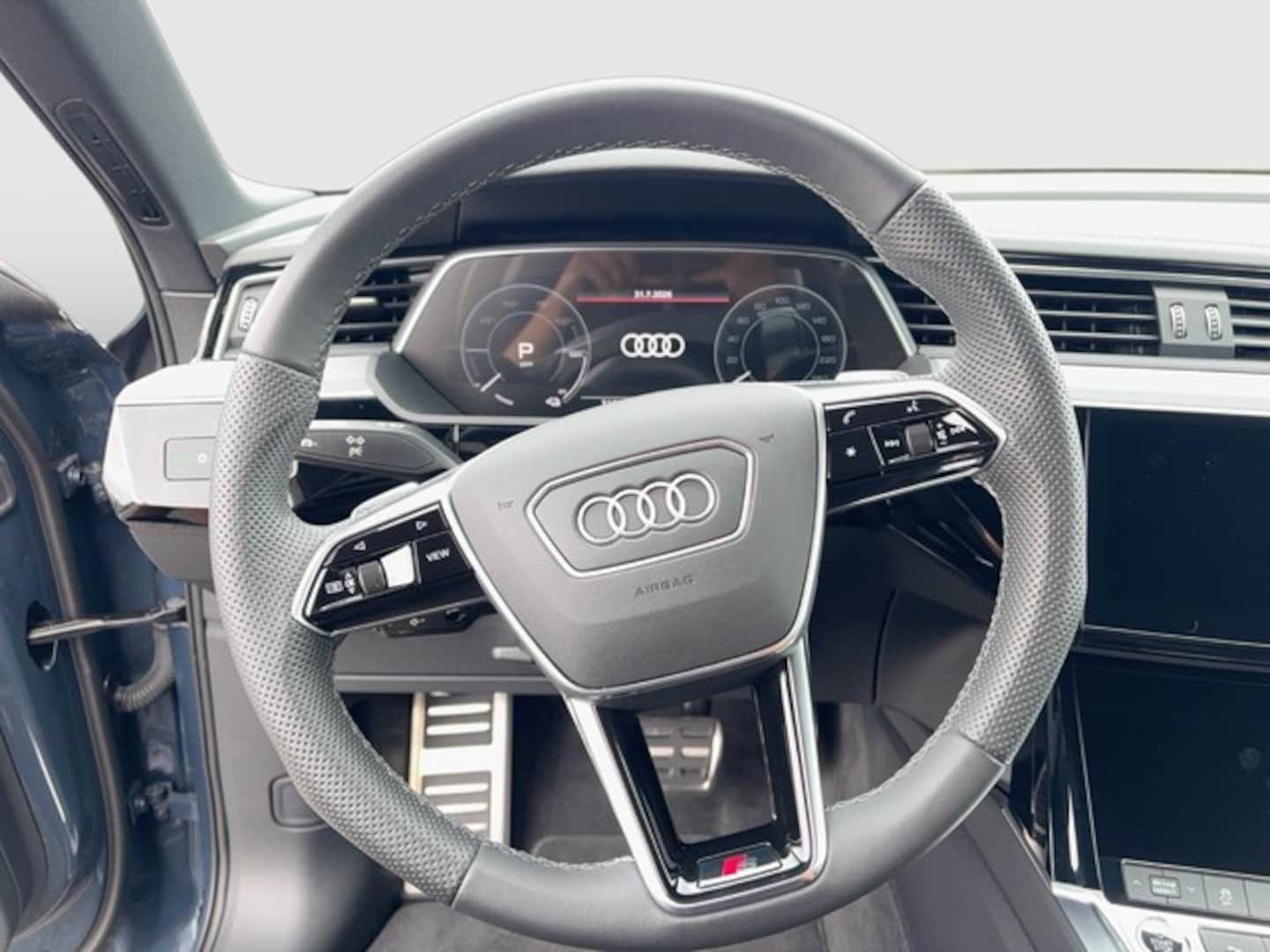 Bild über Audi Q8 e-tron S line 55 e-tron quattro - für weitere Informationen kontaktieren Sie den Audi Partner