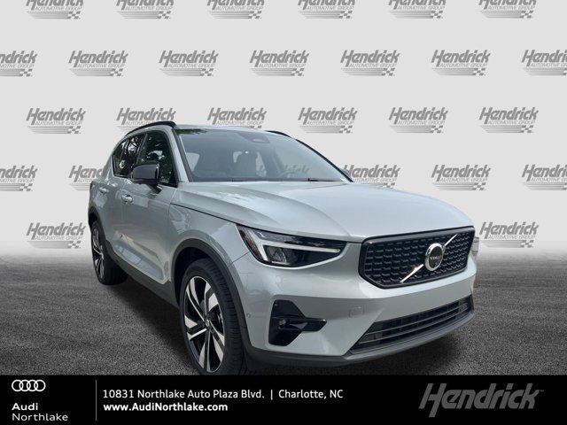 2024 Volvo XC40 B5 Plus Dark AWD's photo