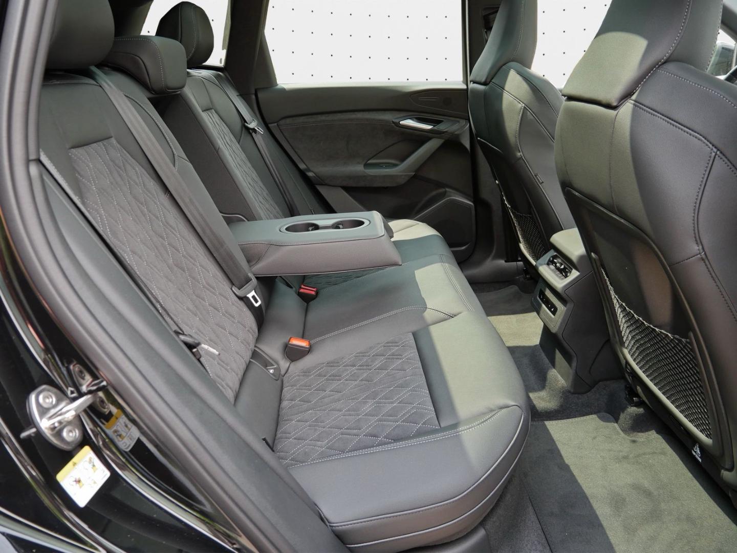 Image about Audi Q6 SUV e-tron e-tron quattro