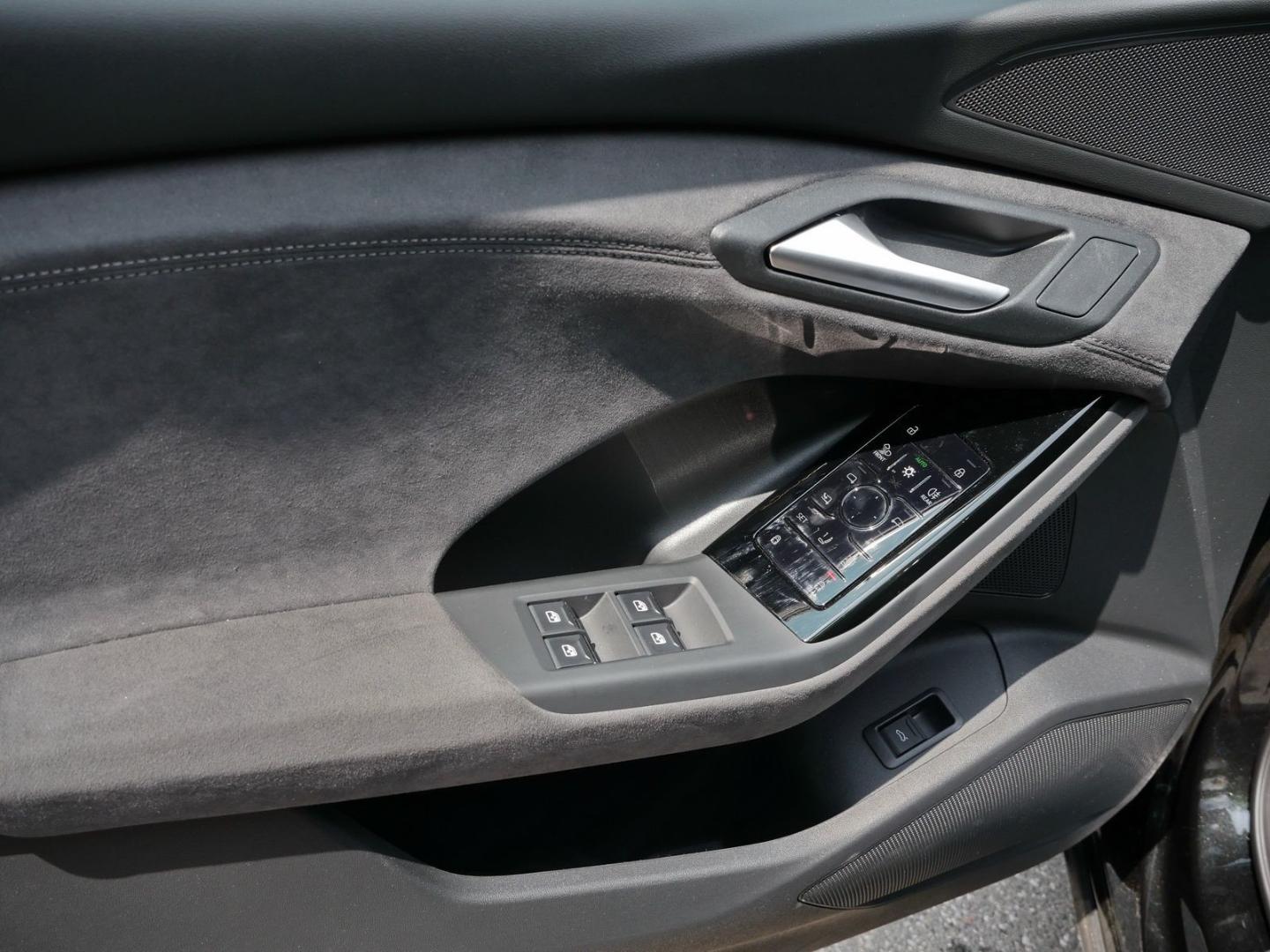 Image about Audi Q6 SUV e-tron e-tron quattro