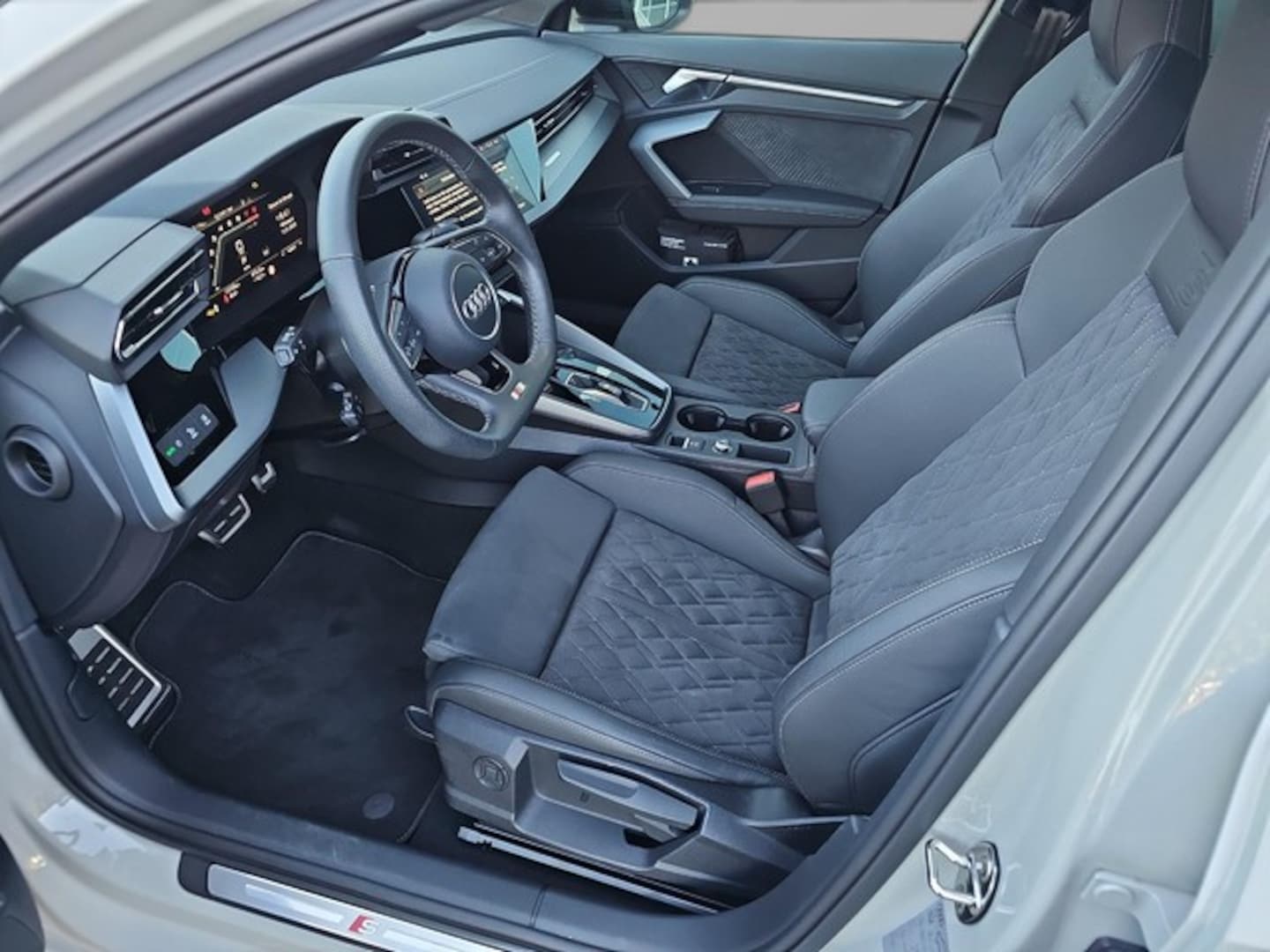 Bild über Audi S3 Limousine TFSI quattro S tronic - für weitere Informationen kontaktieren Sie den Audi Partner