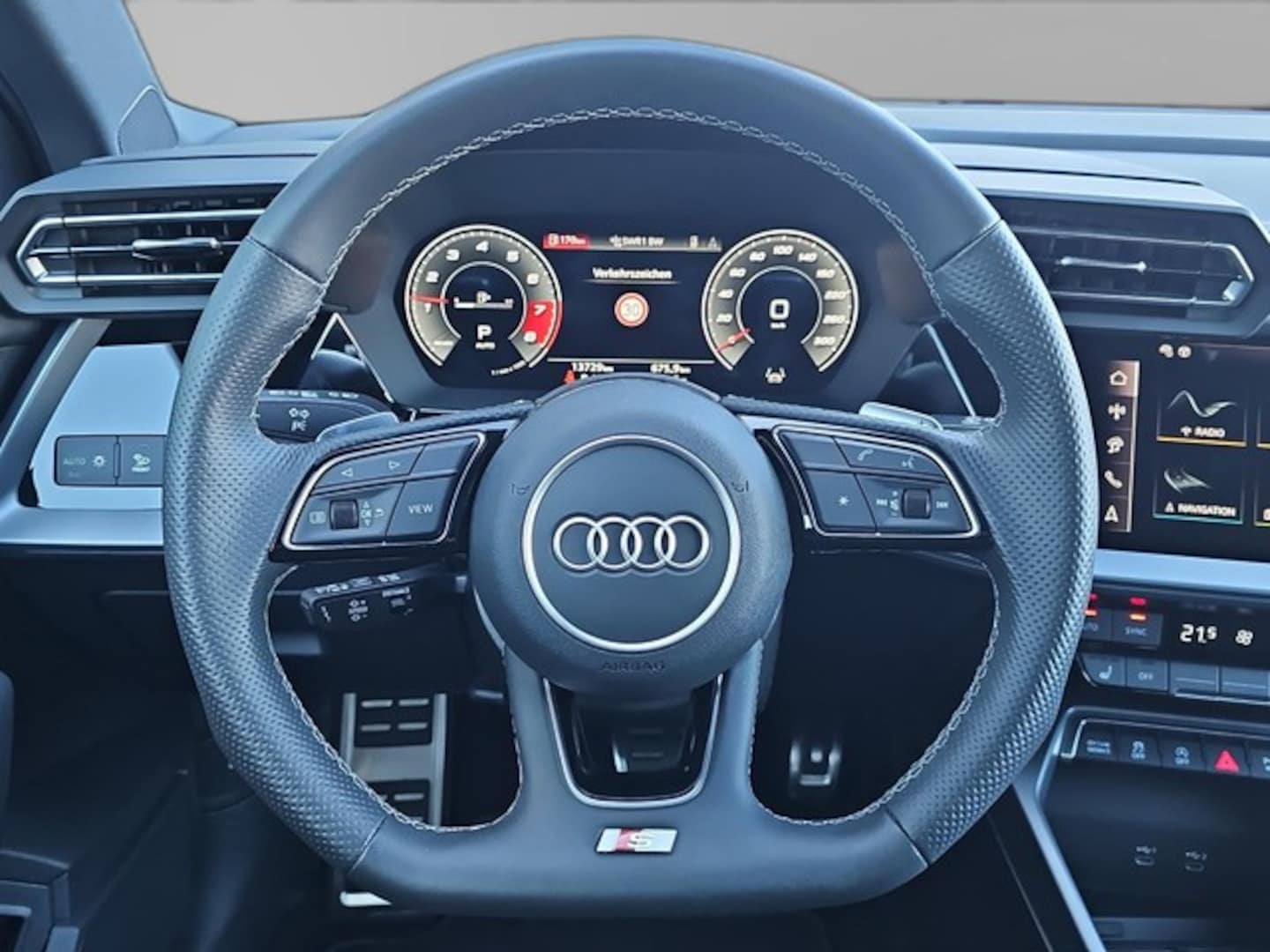 Bild über Audi S3 Limousine TFSI quattro S tronic - für weitere Informationen kontaktieren Sie den Audi Partner
