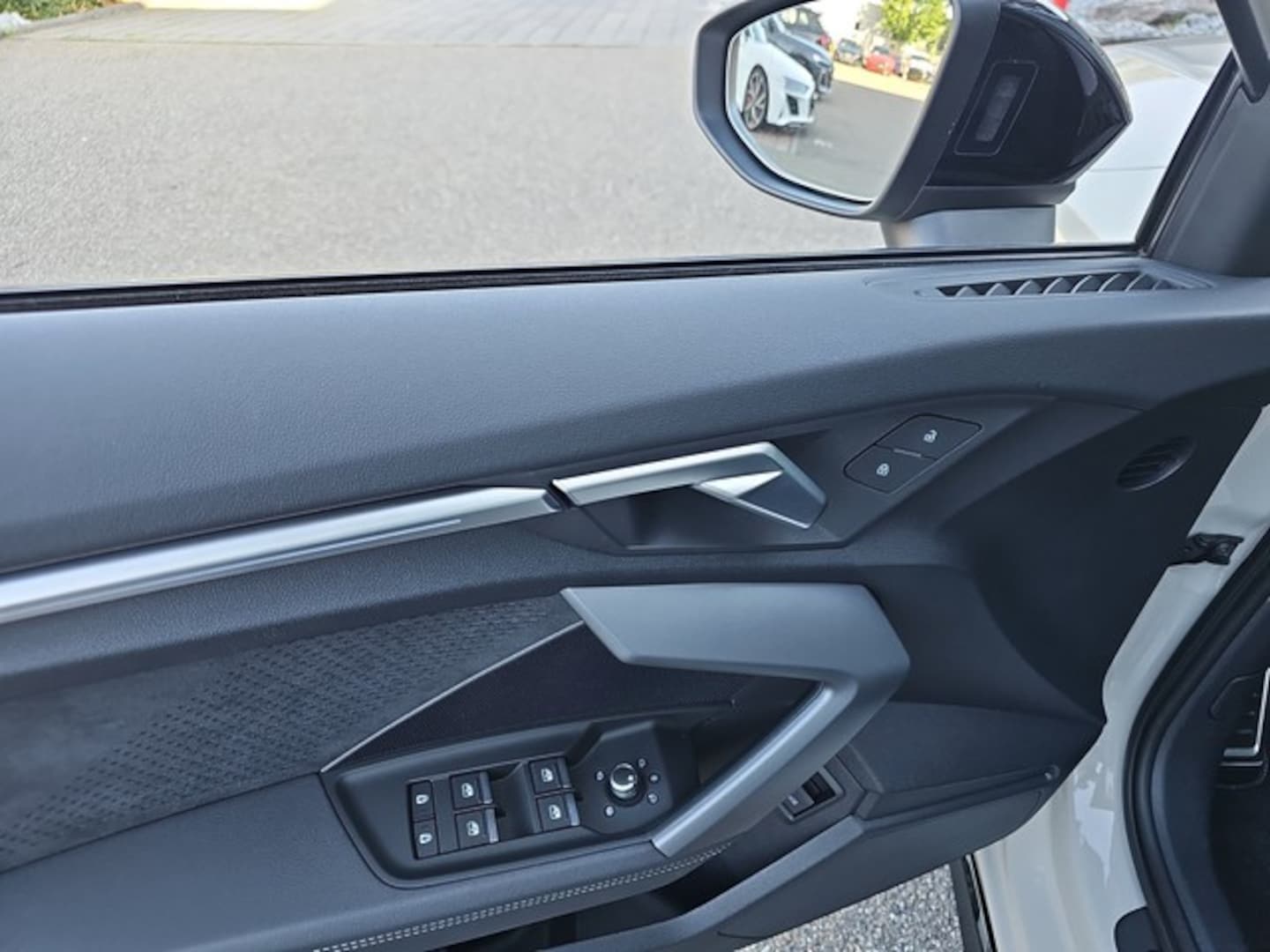 Bild über Audi S3 Limousine TFSI quattro S tronic - für weitere Informationen kontaktieren Sie den Audi Partner