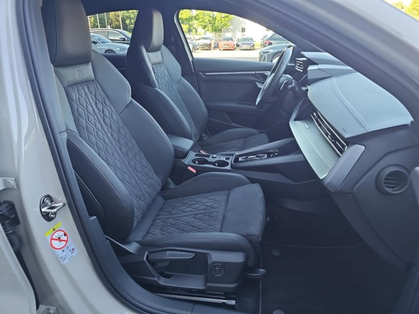 Bild über Audi S3 Limousine TFSI quattro S tronic - für weitere Informationen kontaktieren Sie den Audi Partner