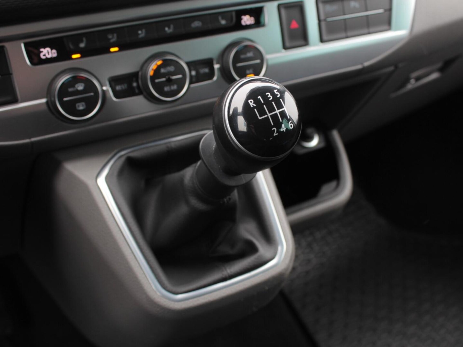 Volkswagen Caravelle 6.1 długi roztaw osi SE