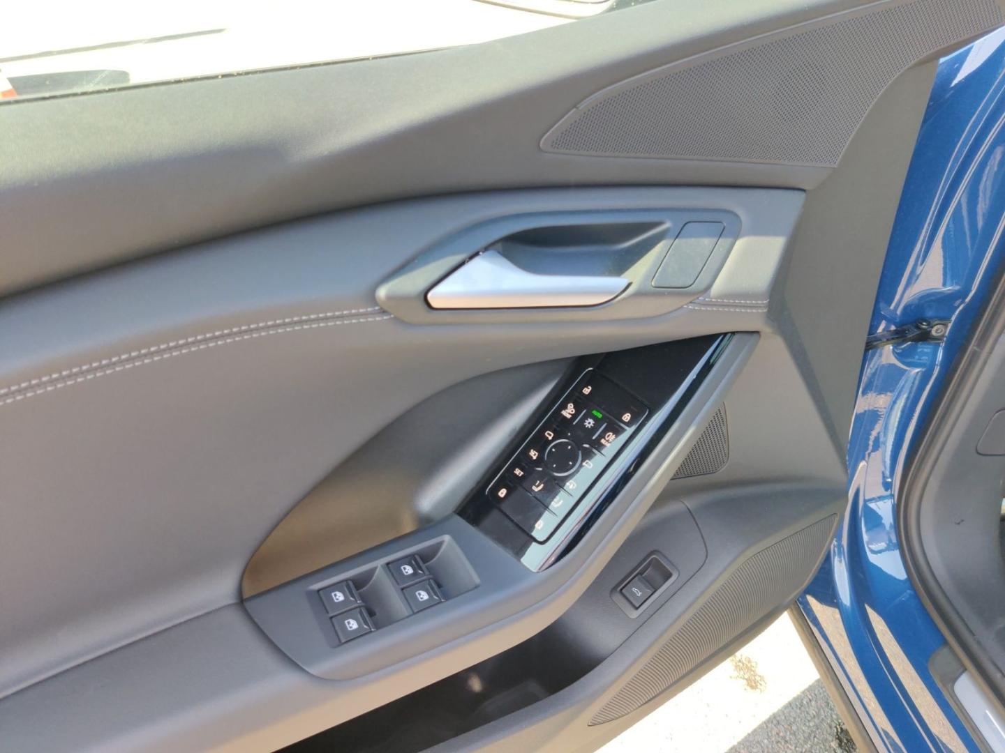Image about Audi Q6 SUV e-tron e-tron quattro