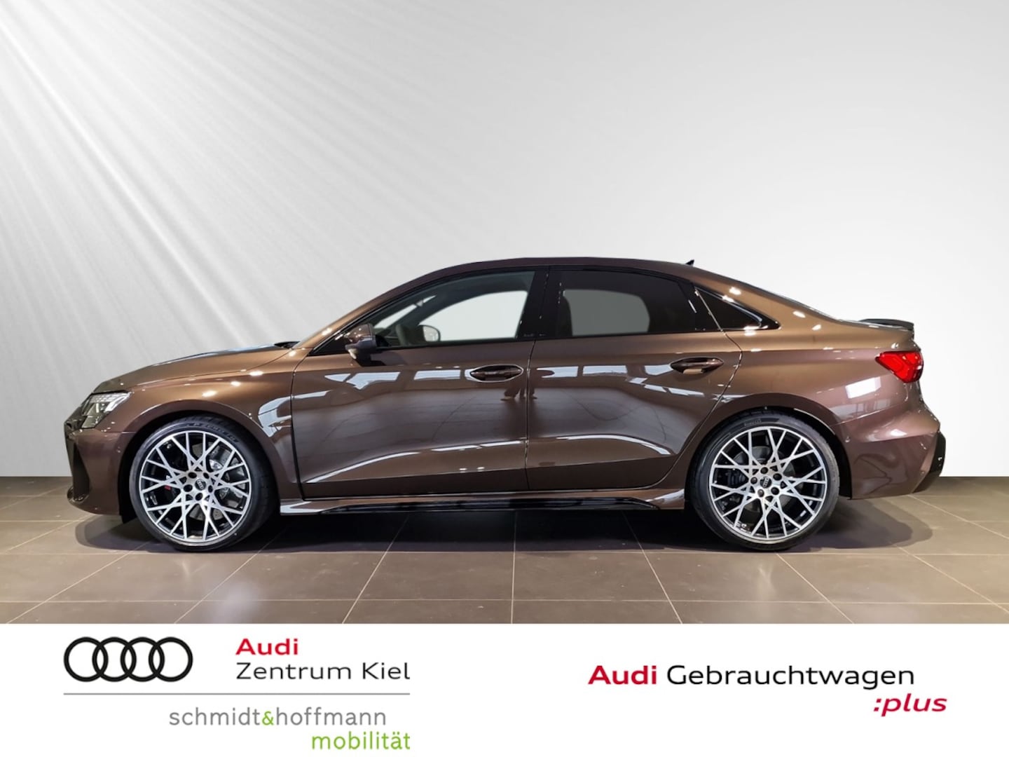 Bild über Audi RS 3 Limousine TFSI quattro S tronic - für weitere Informationen kontaktieren Sie den Audi Partner