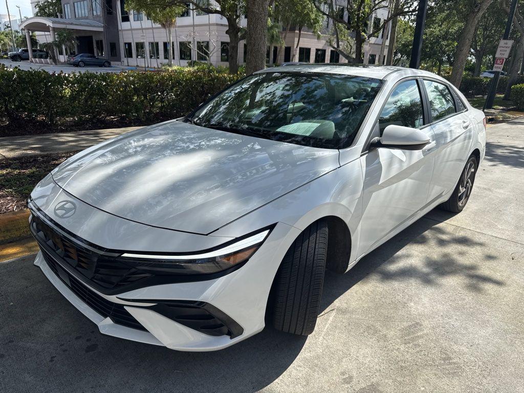2025 Hyundai Elantra 2.0 SEL Convenience IVT's photo
