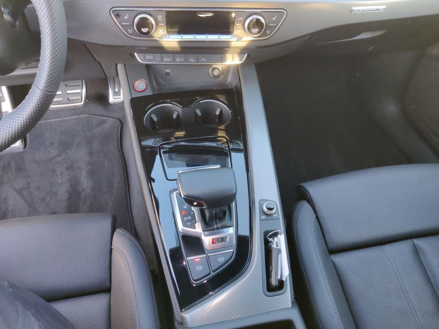 Bild über Audi RS 4 Avant TFSI quattro tiptronic - für weitere Informationen kontaktieren Sie den Audi Partner