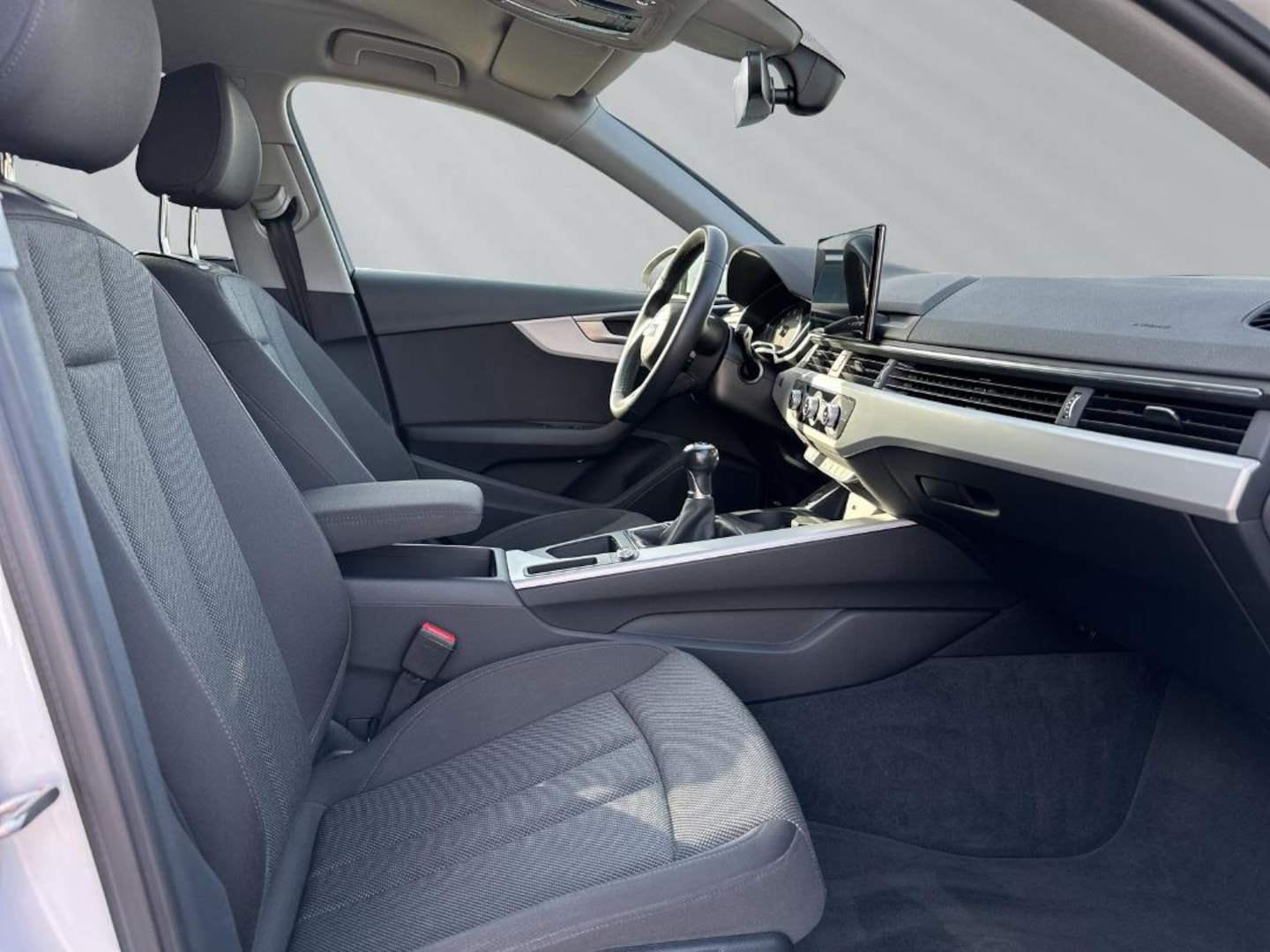 Bild über Audi A4 Avant 35 TFSI Schaltgetriebe - für weitere Informationen kontaktieren Sie den Audi Partner