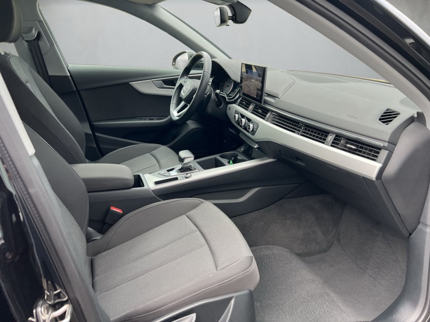 Bild über Audi A4 Avant 30 TDI S tronic - für weitere Informationen kontaktieren Sie den Audi Partner