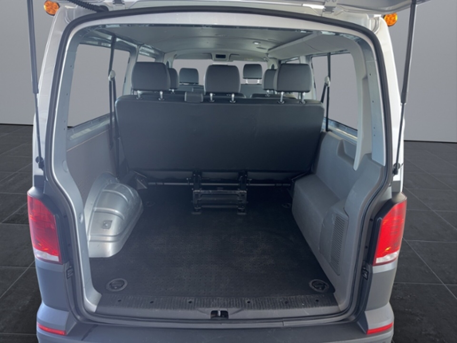 Volkswagen T6.1 Transporter Kombi langer Radstand