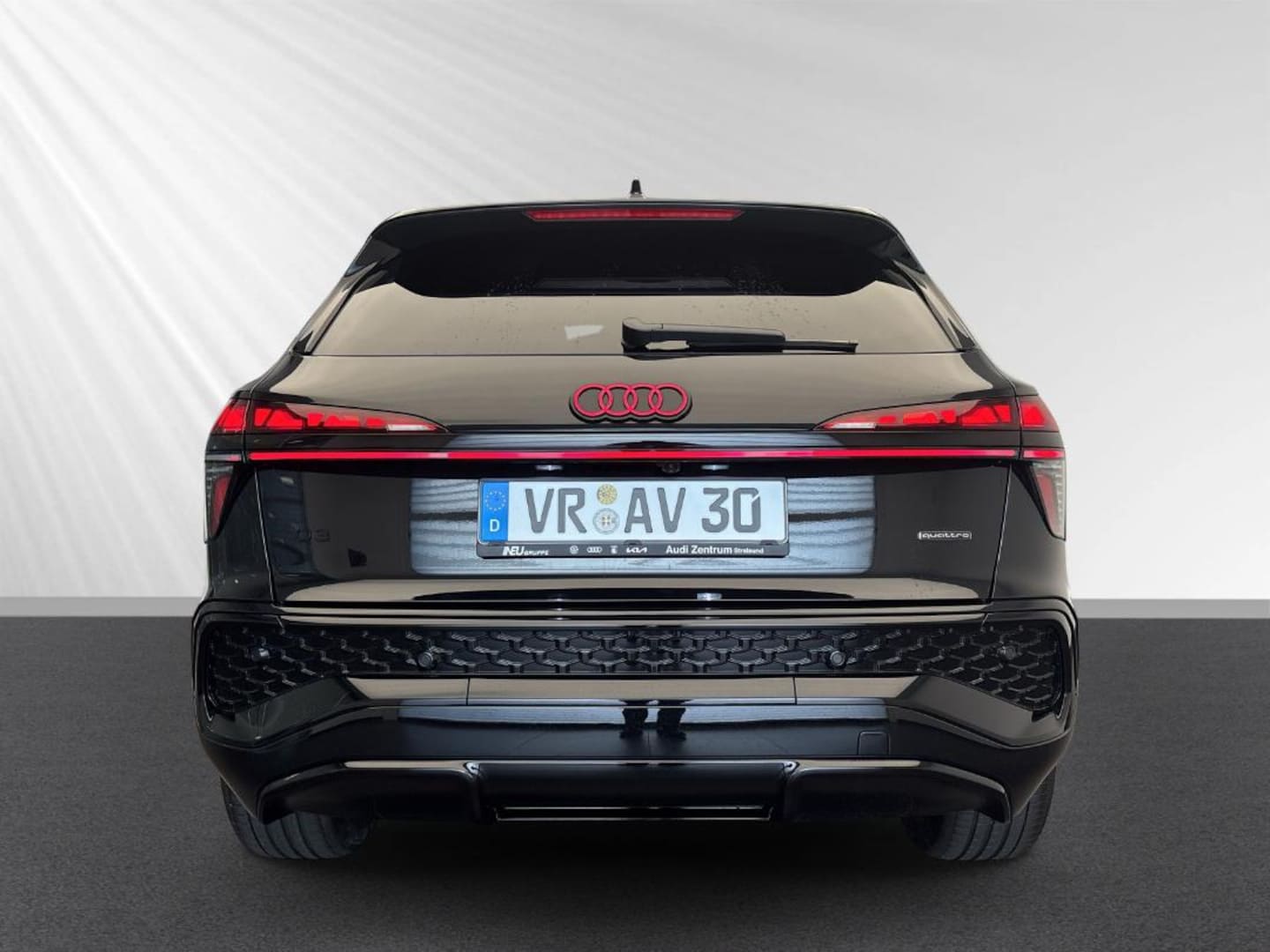 Bild über Audi Q3 SUV TFSI quattro 195 kW S tronic - für weitere Informationen kontaktieren Sie den Audi Partner