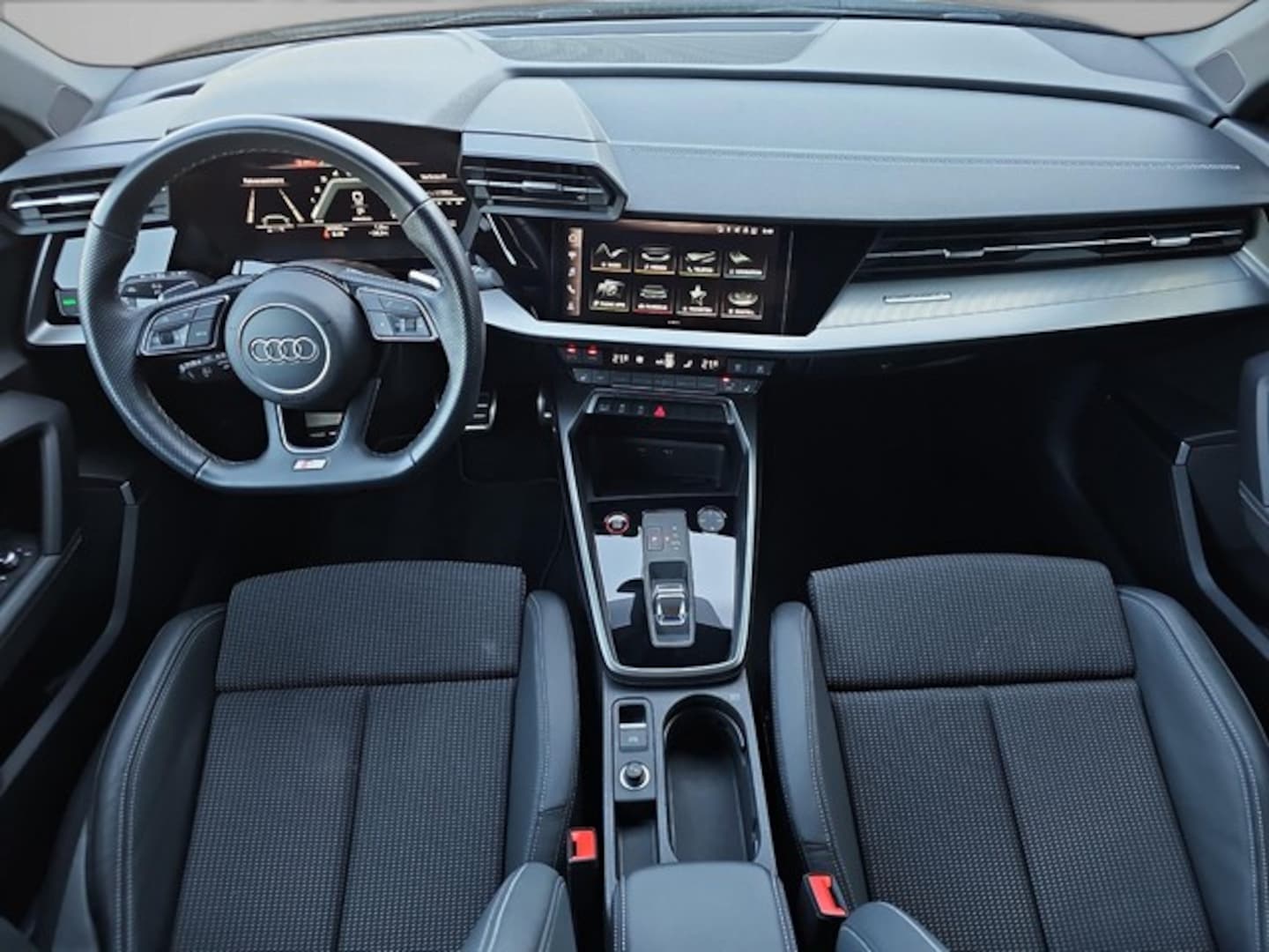 Bild über Audi S3 Sportback TFSI quattro S tronic - für weitere Informationen kontaktieren Sie den Audi Partner