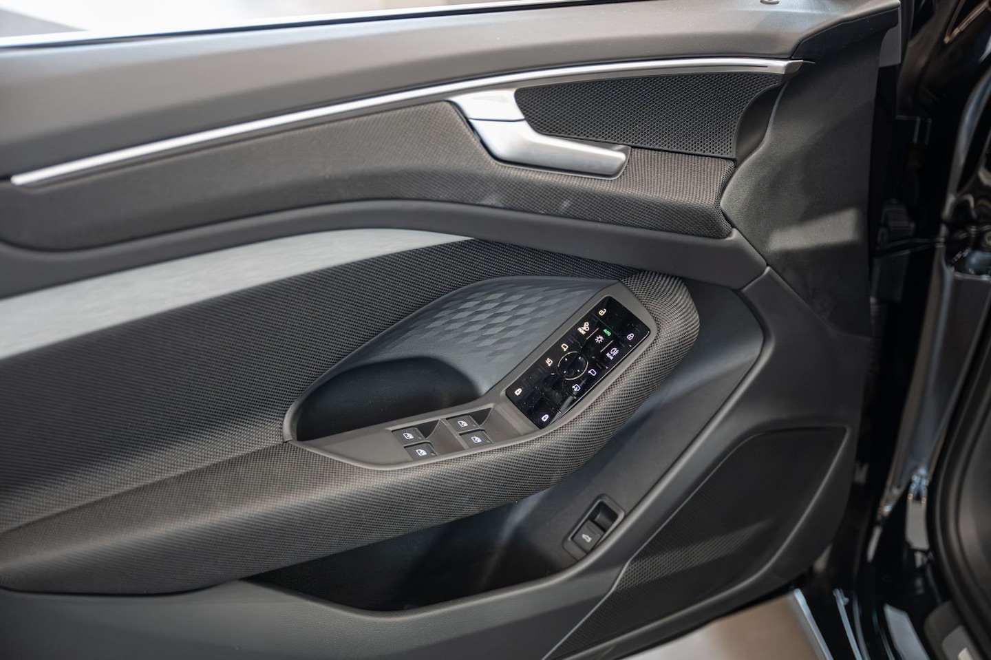 Bild über Audi A6 Avant TDI 150 kW S tronic - für weitere Informationen kontaktieren Sie den Audi Partner