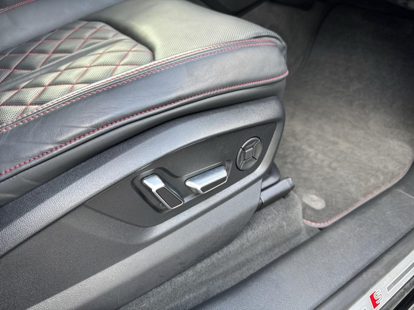 Bild über Audi SQ8 SUV TFSI quattro tiptronic - für weitere Informationen kontaktieren Sie den Audi Partner