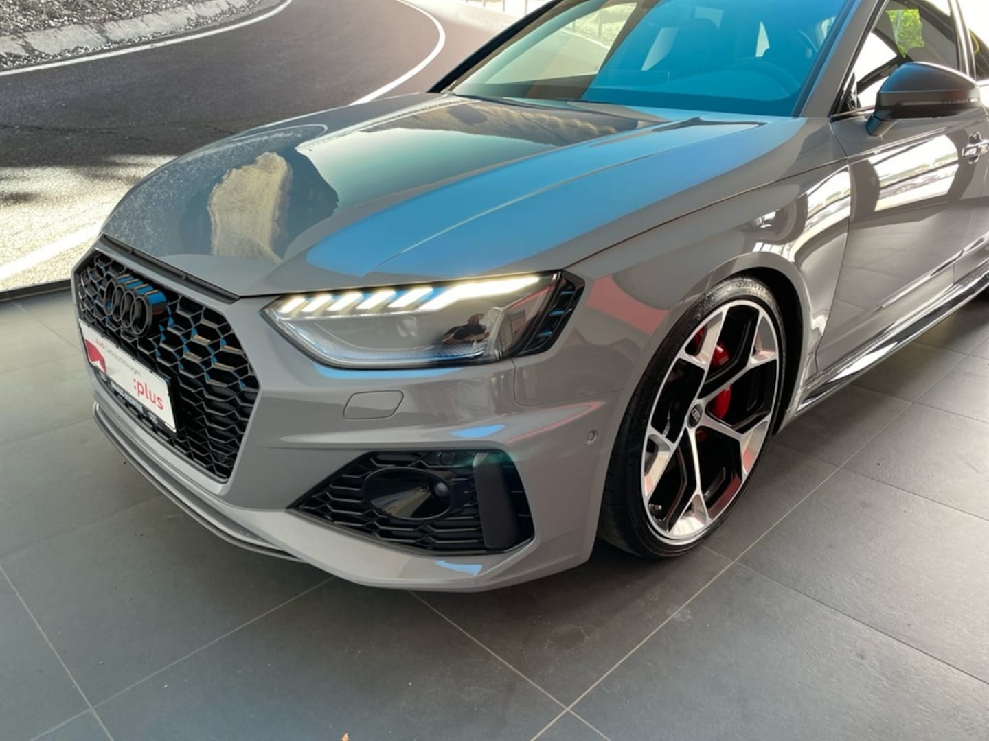 Bild über Audi RS 4 Avant TFSI quattro tiptronic - für weitere Informationen kontaktieren Sie den Audi Partner