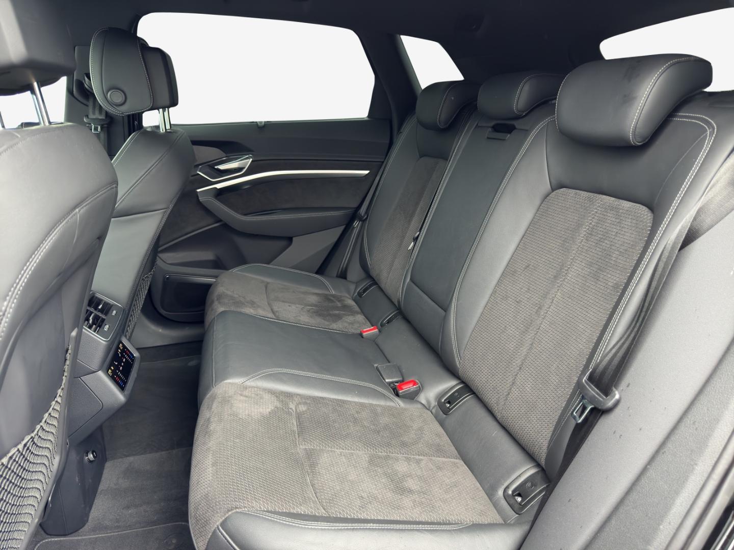 Image about Audi e-tron Attraction advanced 50 quattro 230,00 kW