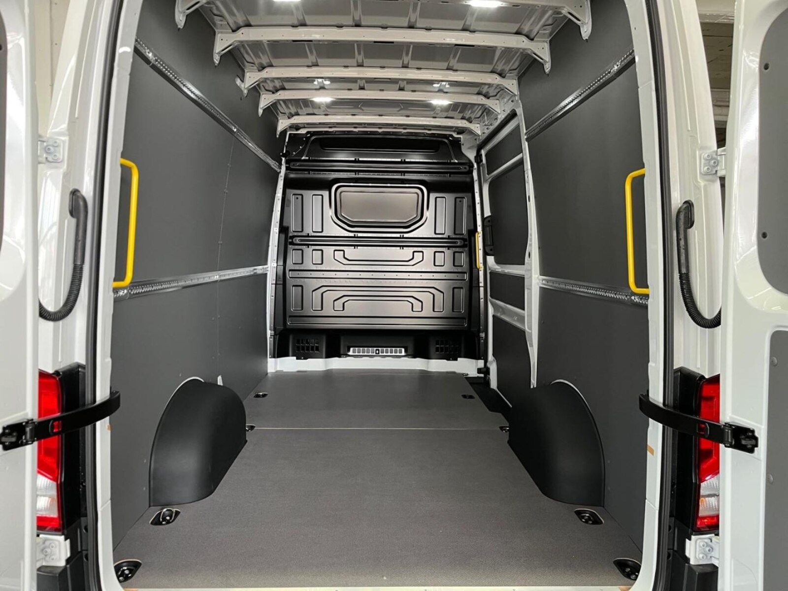 Volkswagen Crafter Kasten mittlerer Radstand – Bild 9