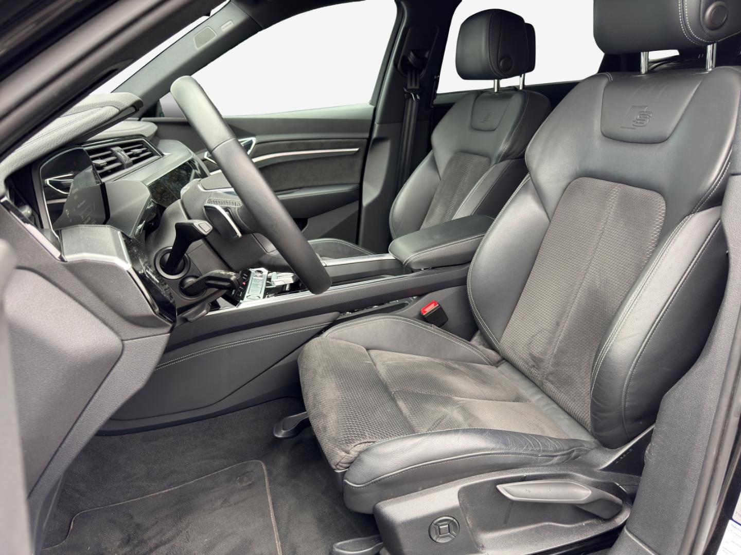 Image about Audi e-tron Attraction advanced 50 quattro 230,00 kW