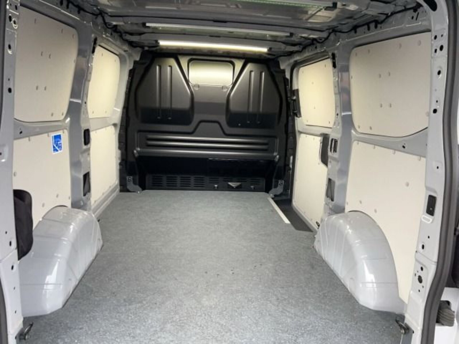 Volkswagen Transporter Kasten kurzer Radstand – Bild 11