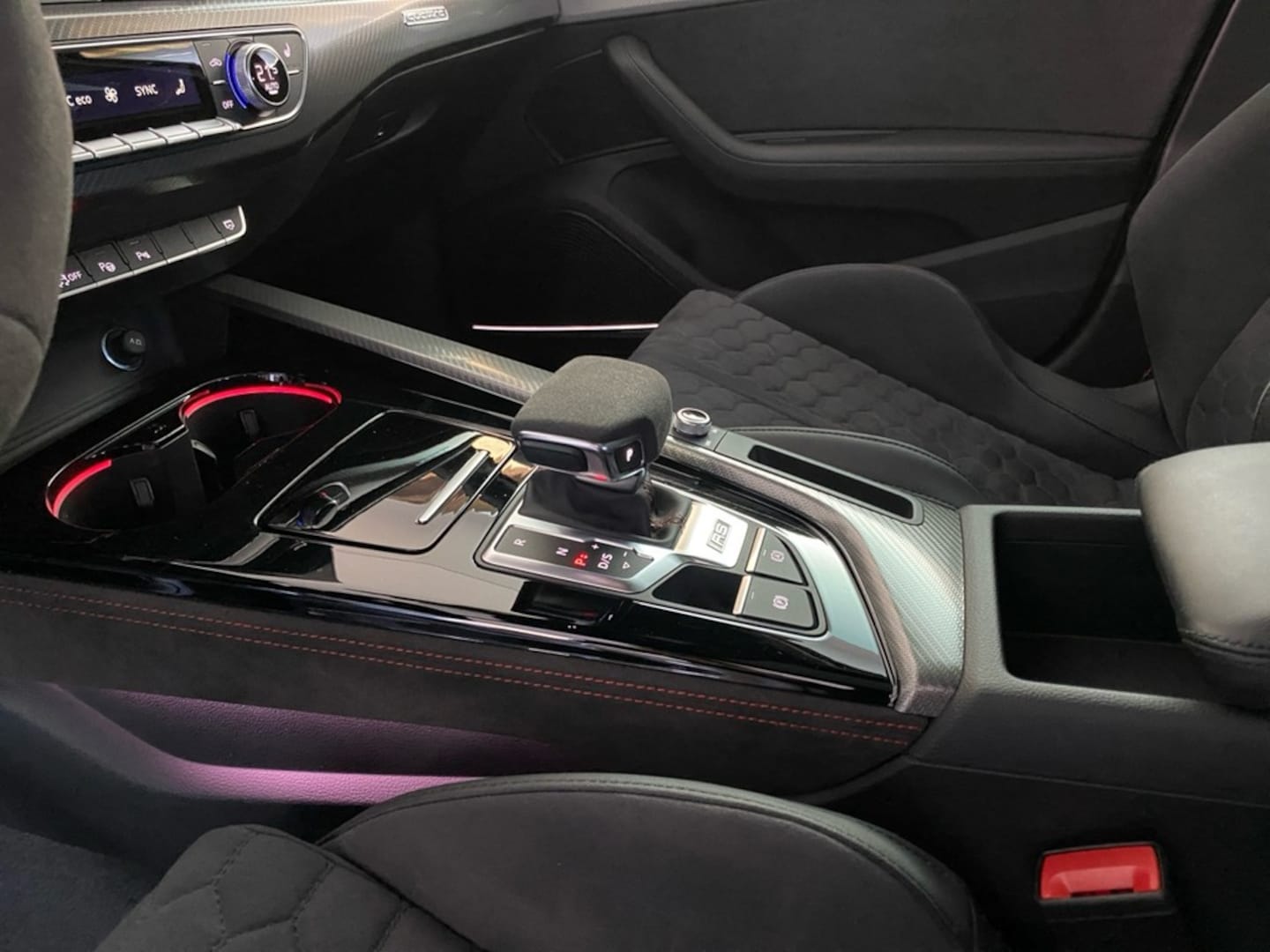 Bild über Audi RS 4 Avant TFSI quattro tiptronic - für weitere Informationen kontaktieren Sie den Audi Partner