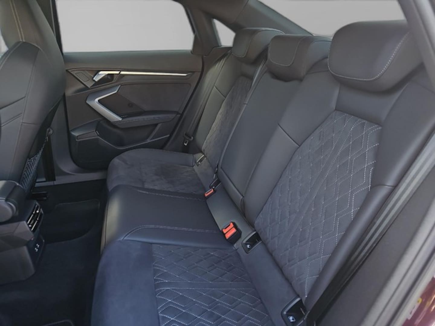 Bild über Audi S3 Limousine TFSI quattro S tronic - für weitere Informationen kontaktieren Sie den Audi Partner