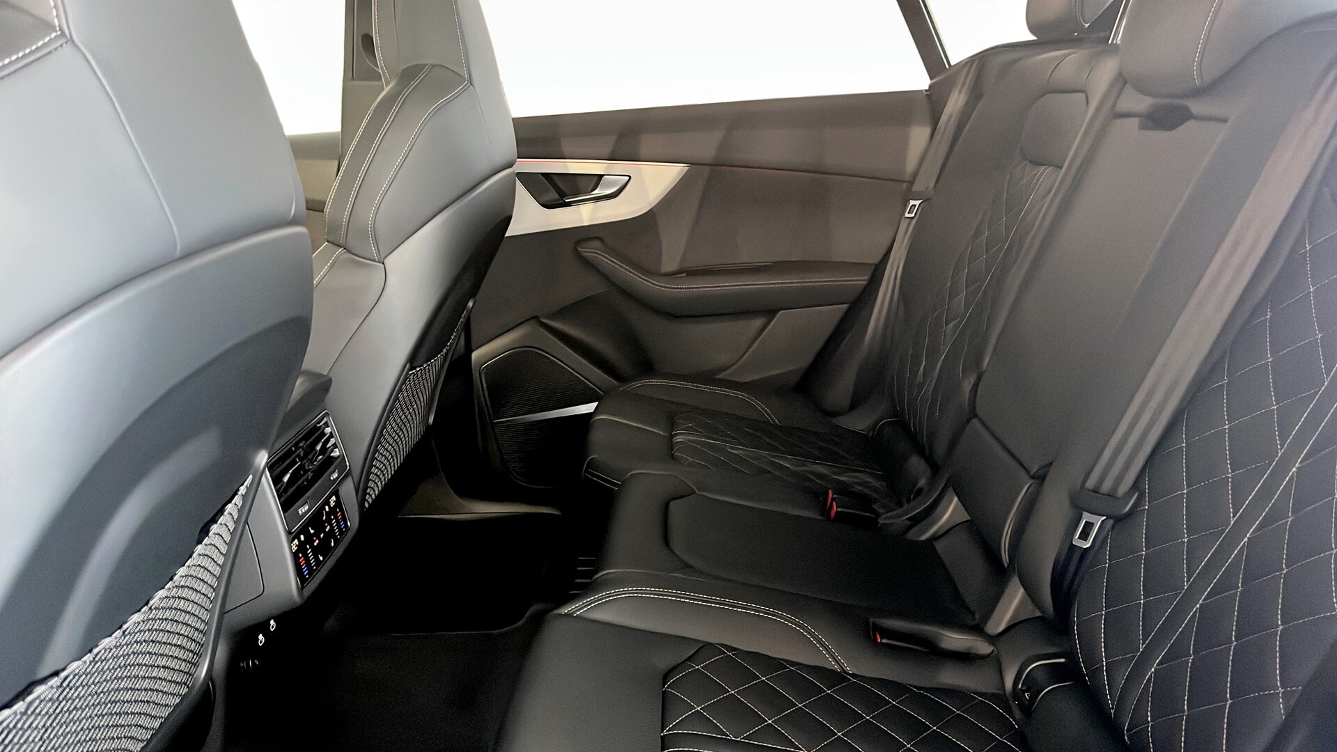 Bild som visar&nbsp;Audi Q8 SUV&nbsp;Q8 SUV TDI quattro 210 kW tiptronic - för mer information kontakta din Audi Partner