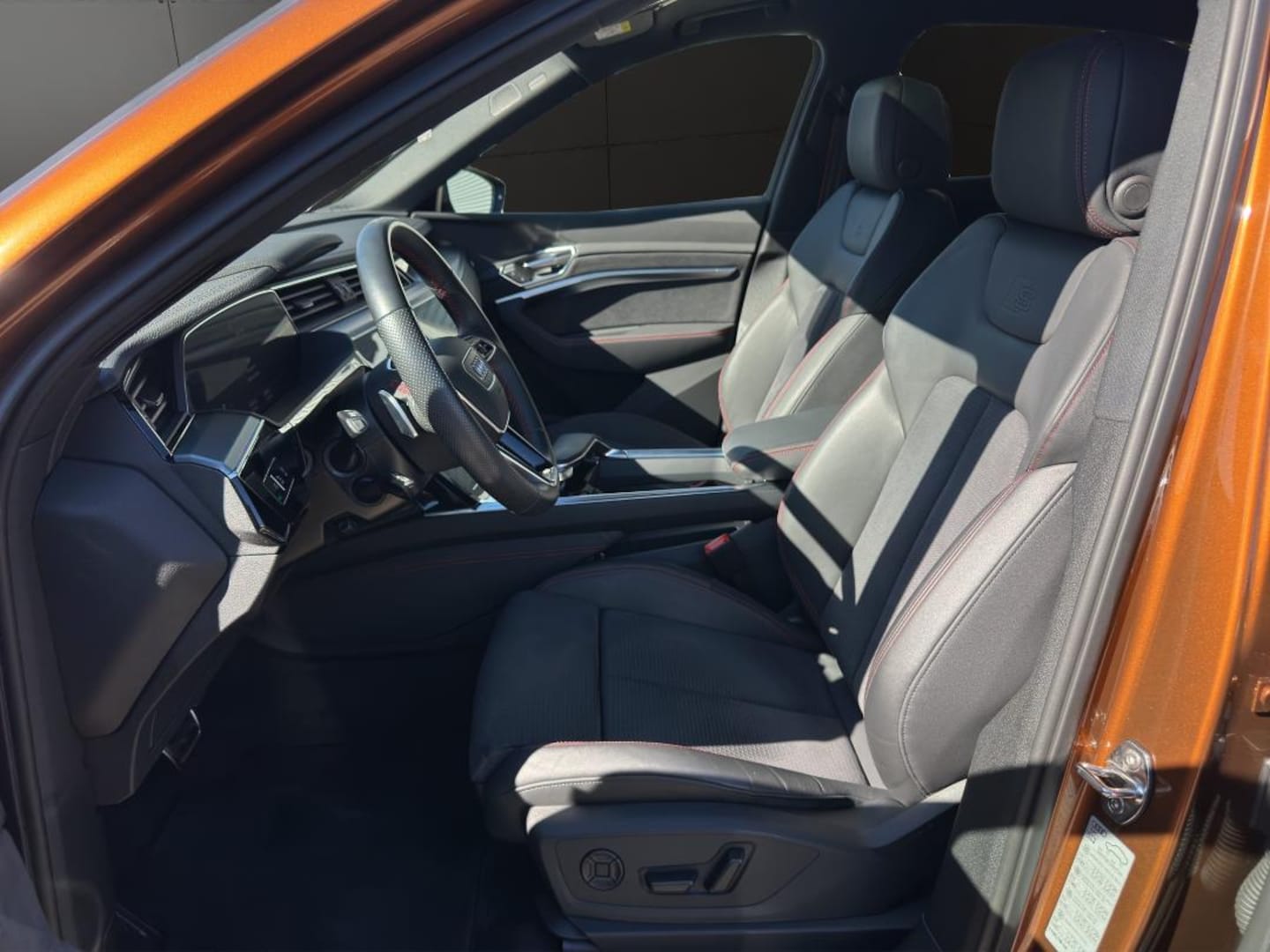 Bild über Audi Q8 Sportback e-tron S line 55 e-tron quattro - für weitere Informationen kontaktieren Sie den Audi Partner
