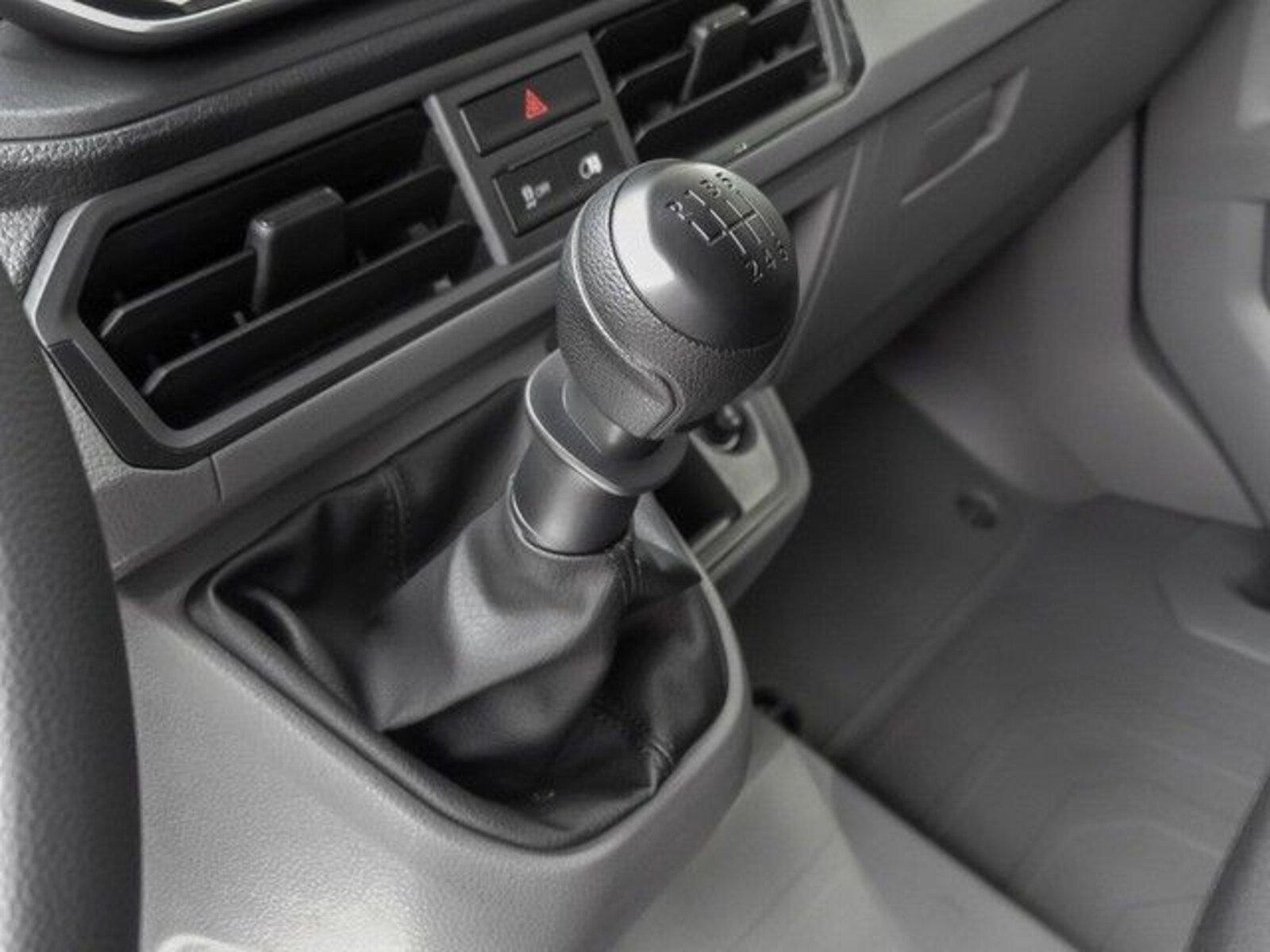 Volkswagen Crafter Kasten mittlerer Radstand – Bild 15