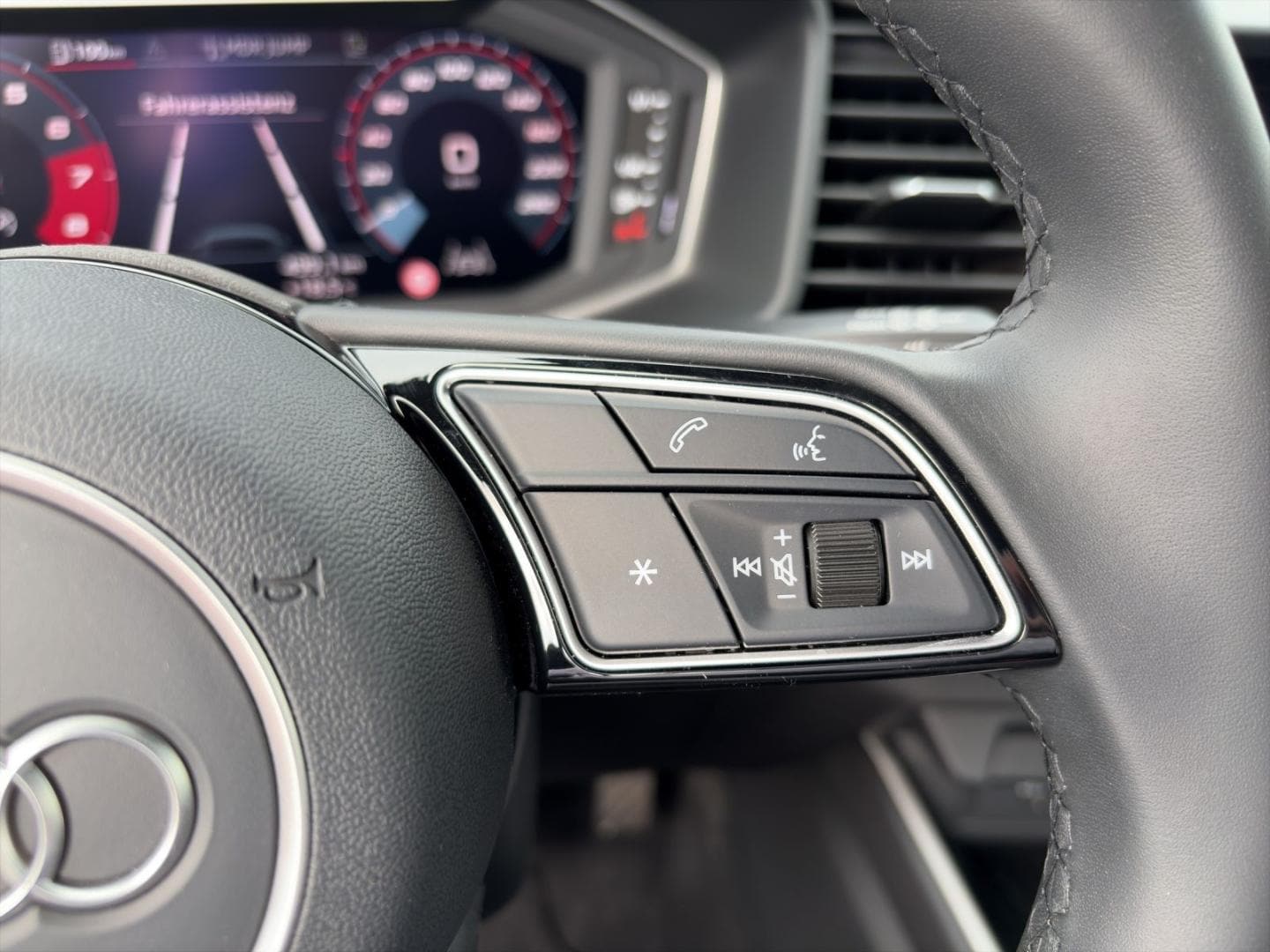 Bild über Audi A1 Sportback S line 30 TFSI S tronic - für weitere Informationen kontaktieren Sie den Audi Partner