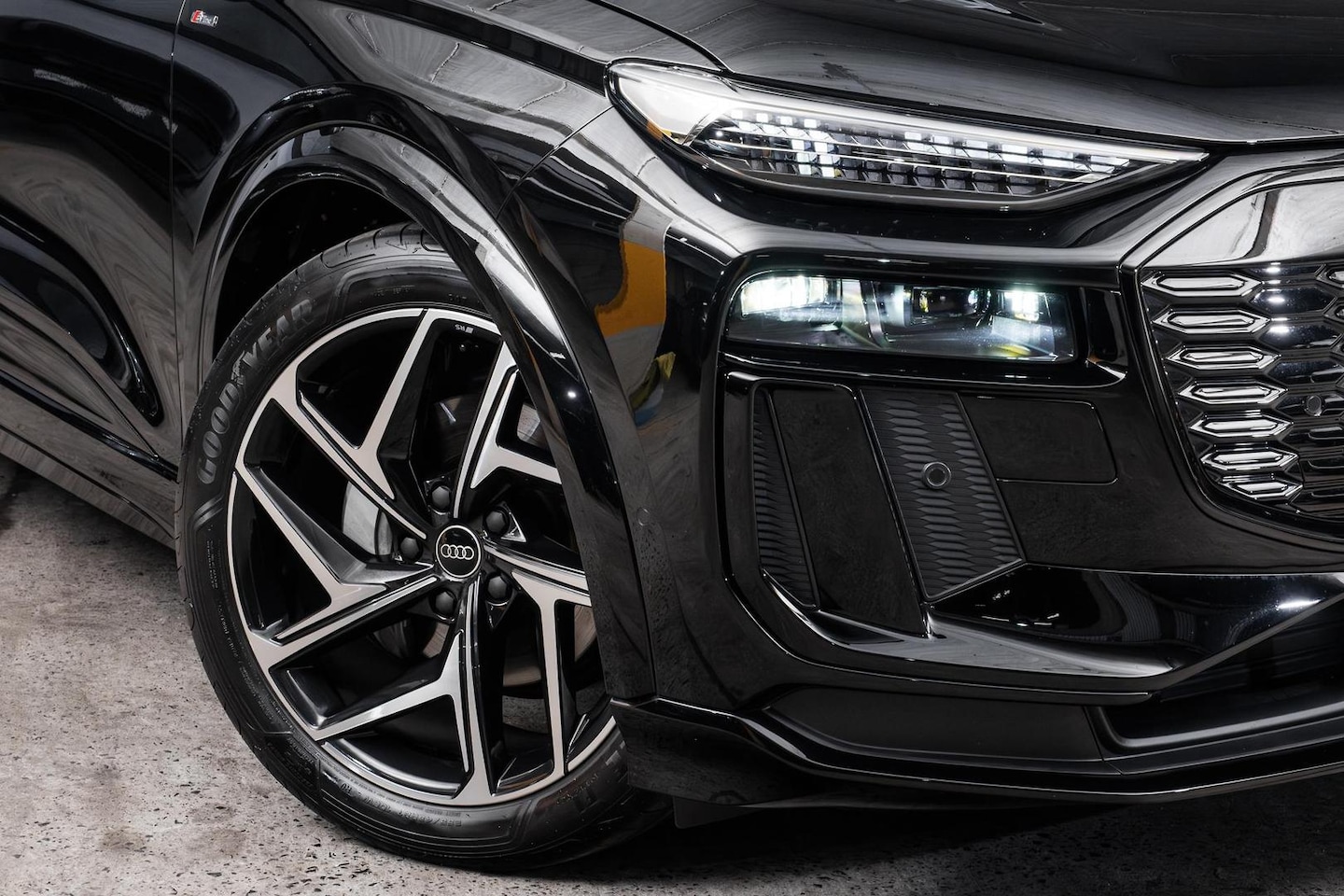 Image about Audi Q6 SUV e-tron e-tron quattro
