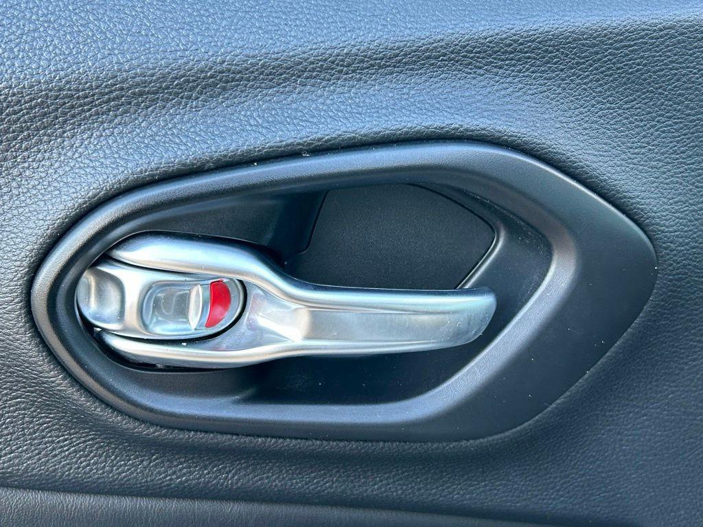 2021 Jeep Cherokee Latitude Lux - Photo 19
