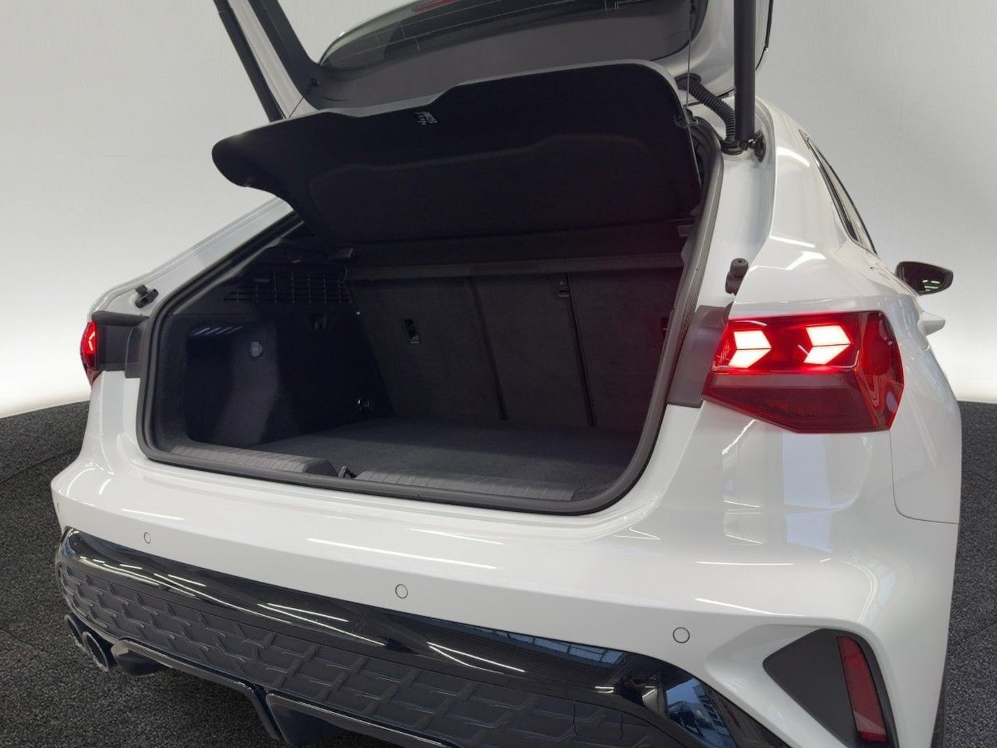 Bild über Audi S3 Sportback TFSI quattro S tronic - für weitere Informationen kontaktieren Sie den Audi Partner
