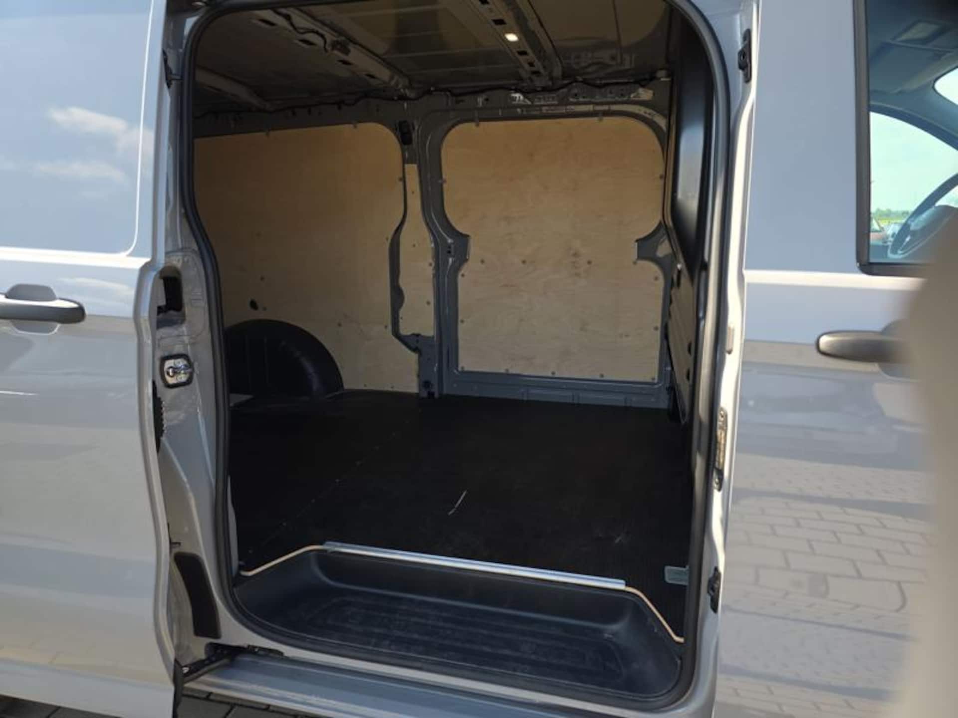 Volkswagen Transporter Furgon długi rozstaw osi