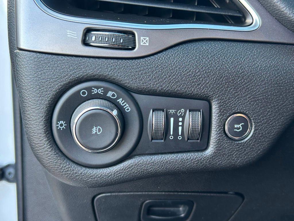2021 Jeep Cherokee Latitude Lux - Photo 25