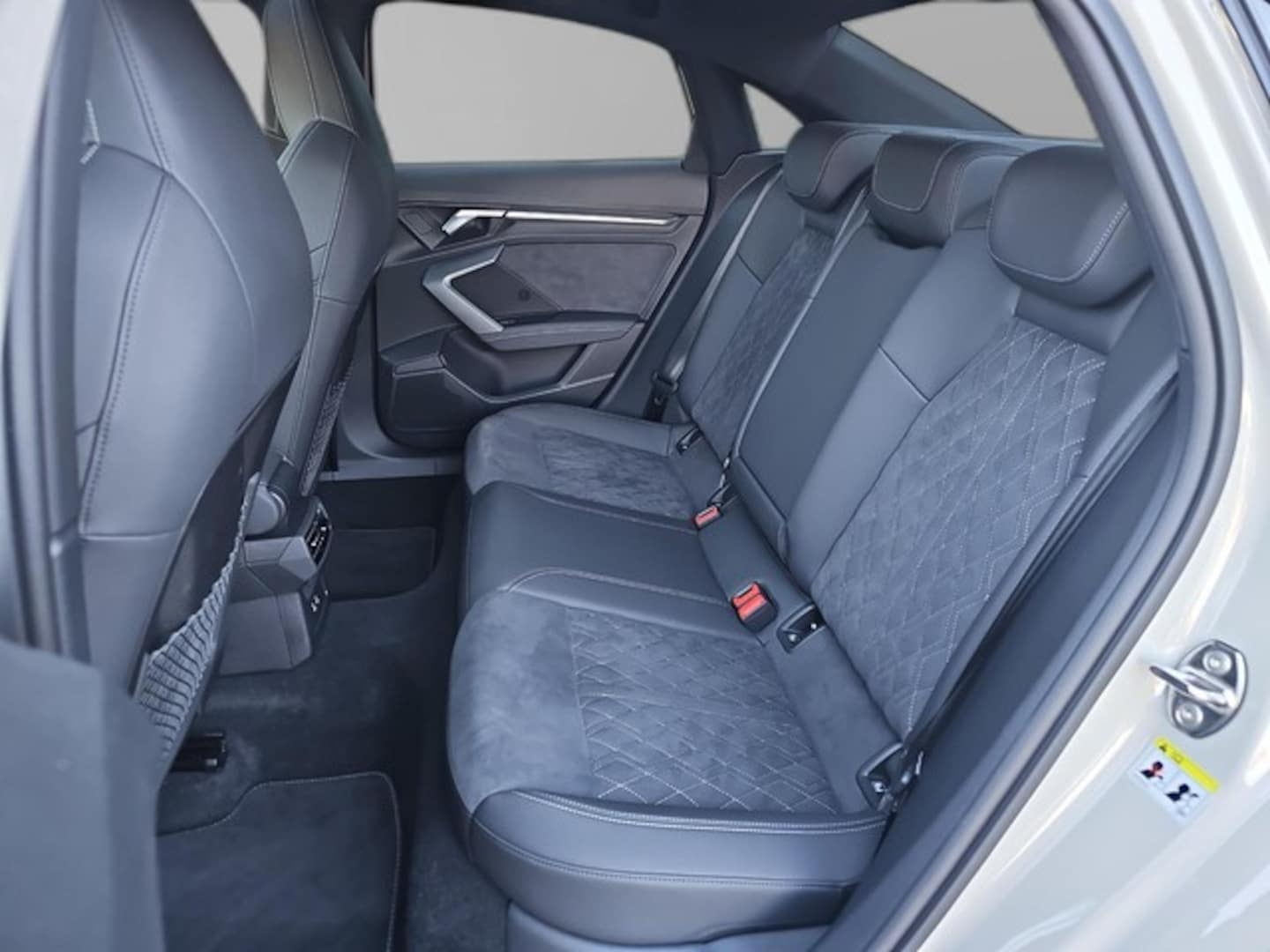 Bild über Audi S3 Limousine TFSI quattro S tronic - für weitere Informationen kontaktieren Sie den Audi Partner
