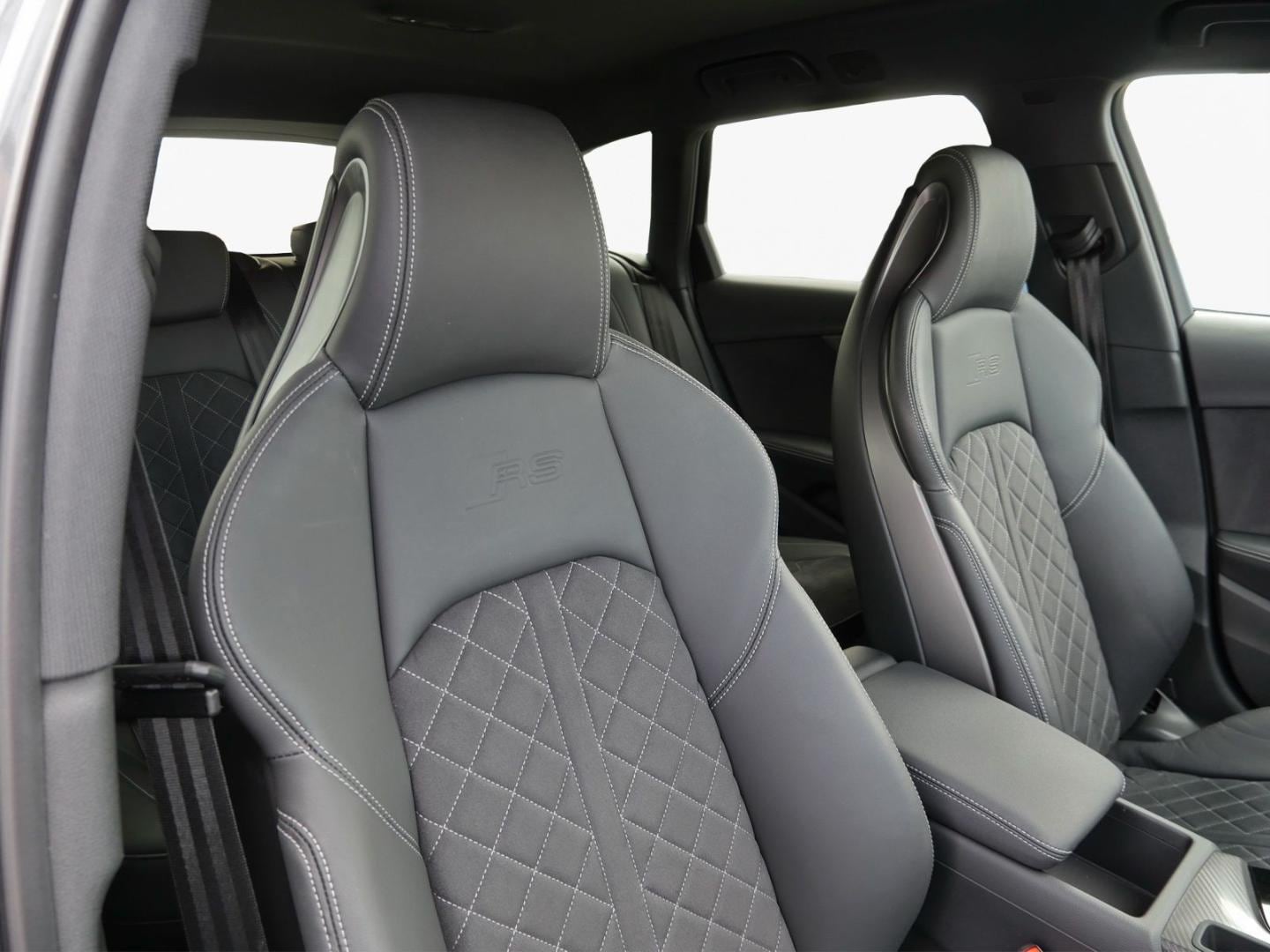 Bild über Audi RS 4 Avant TFSI quattro tiptronic - für weitere Informationen kontaktieren Sie den Audi Partner