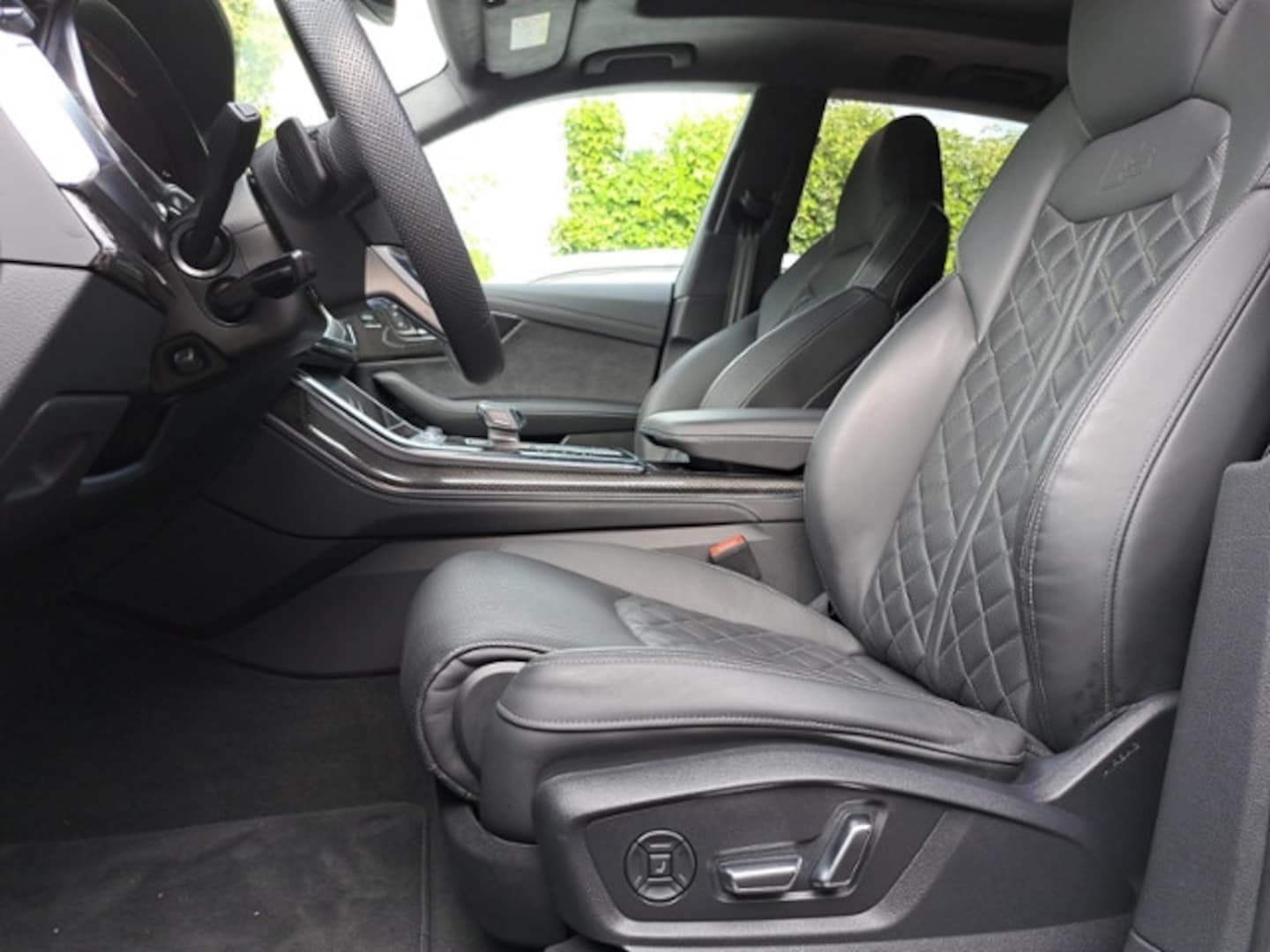 Bild über Audi SQ8 TFSI quattro tiptronic - für weitere Informationen kontaktieren Sie den Audi Partner