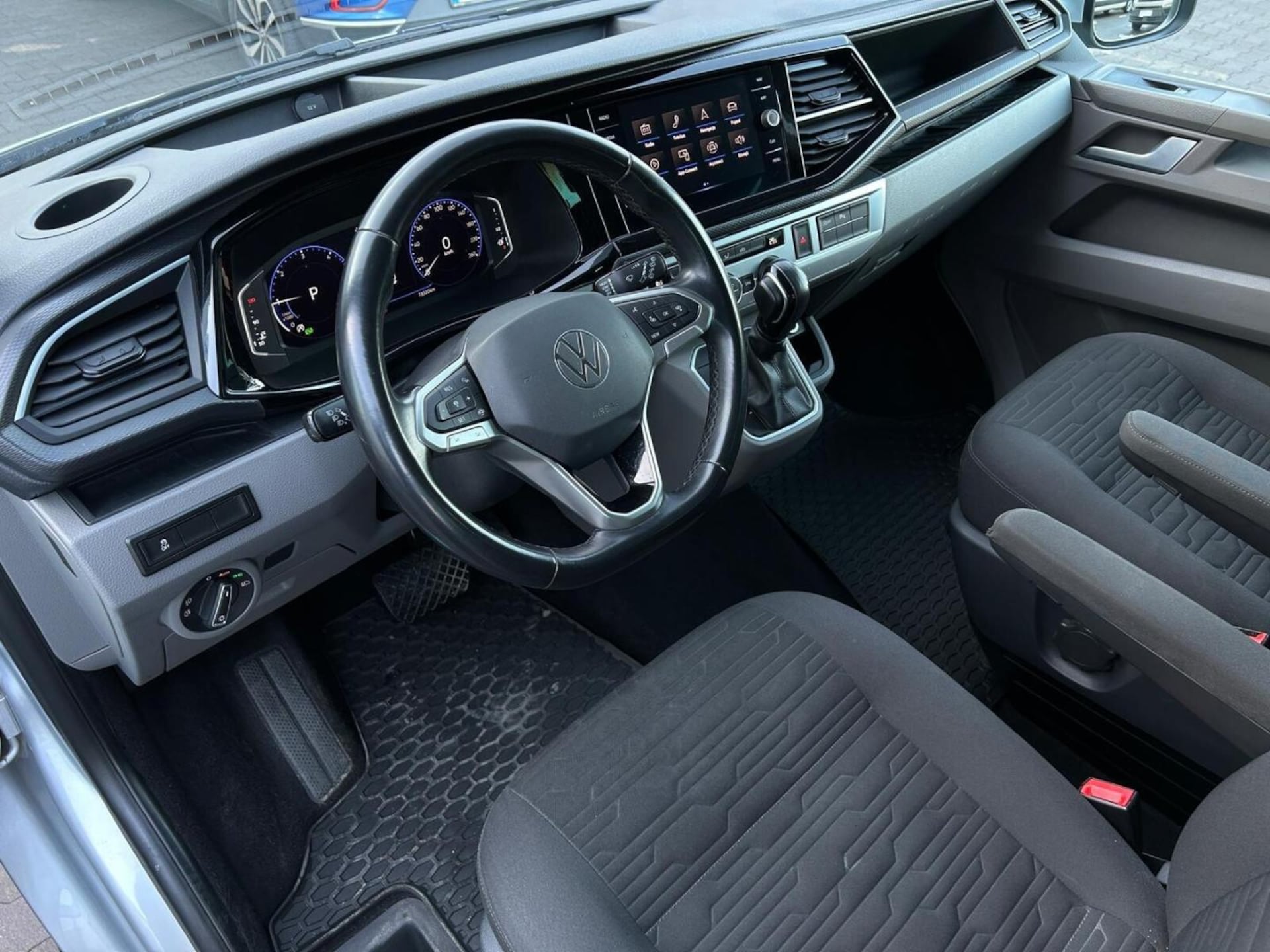 Volkswagen Caravelle 6.1 długi roztaw osi SE