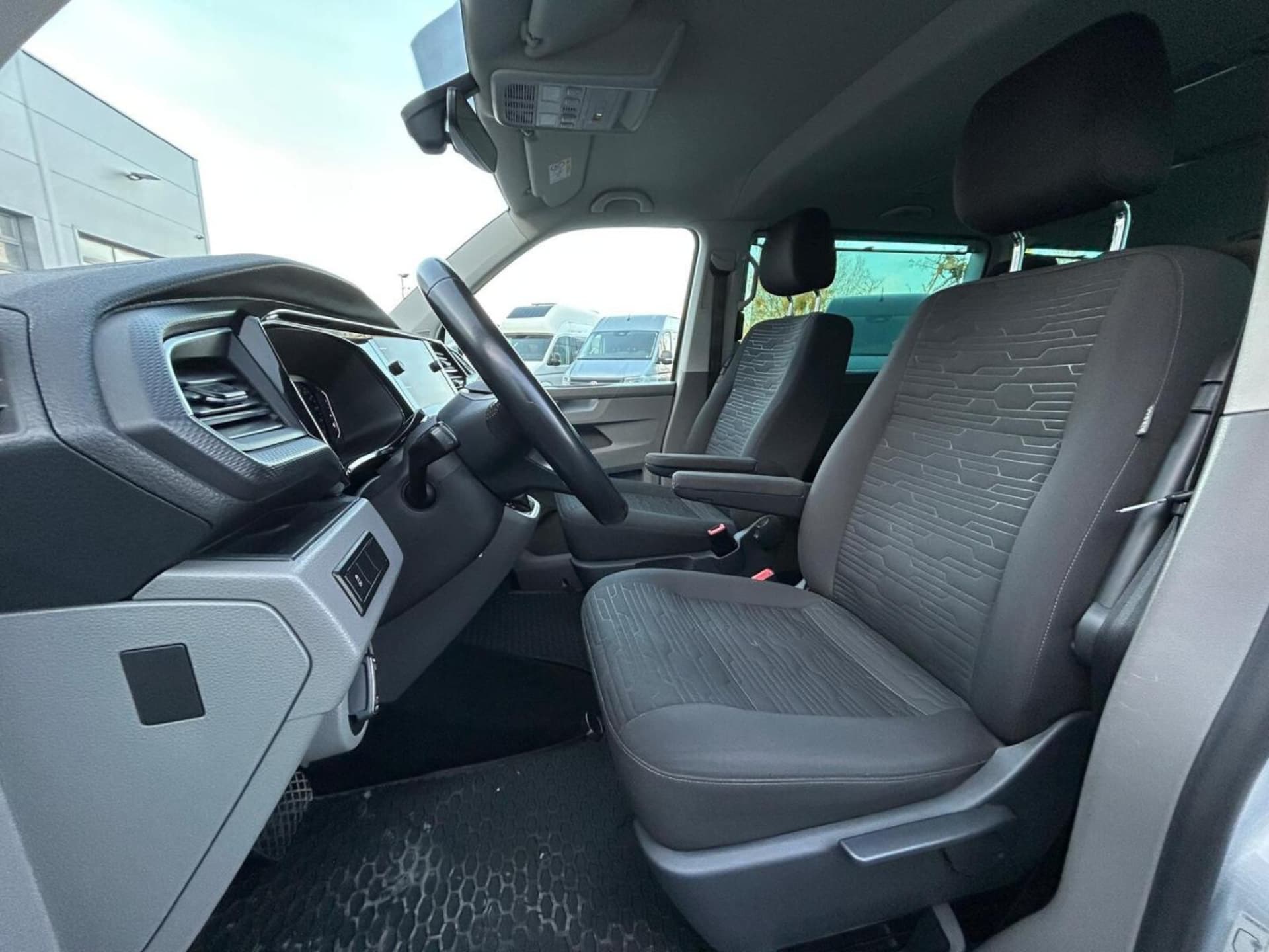 Volkswagen Caravelle 6.1 długi roztaw osi SE