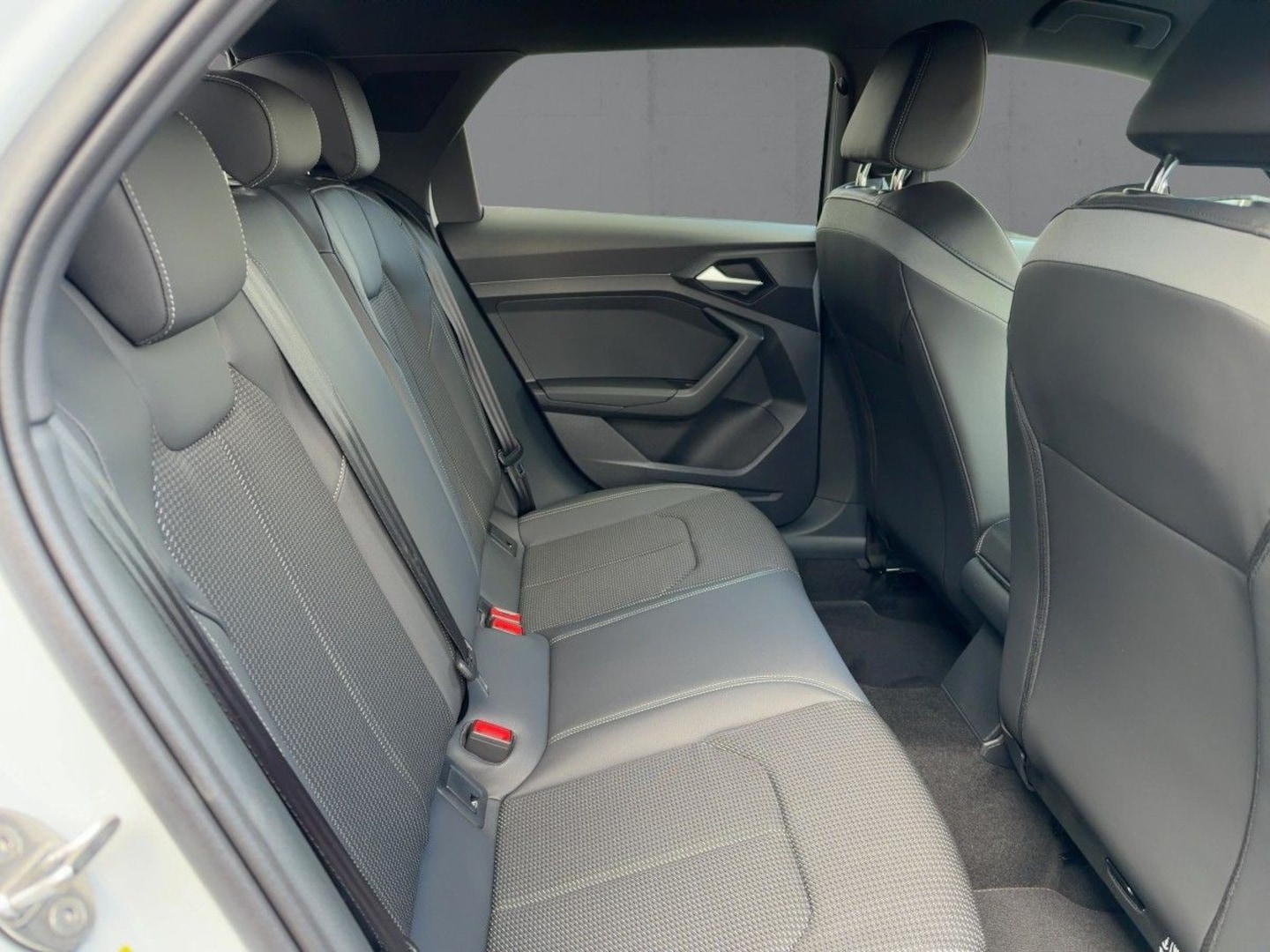Bild über Audi A1 Sportback S line 30 TFSI S tronic - für weitere Informationen kontaktieren Sie den Audi Partner