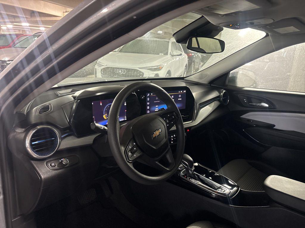2025 Chevrolet Trax LT - Photo 12