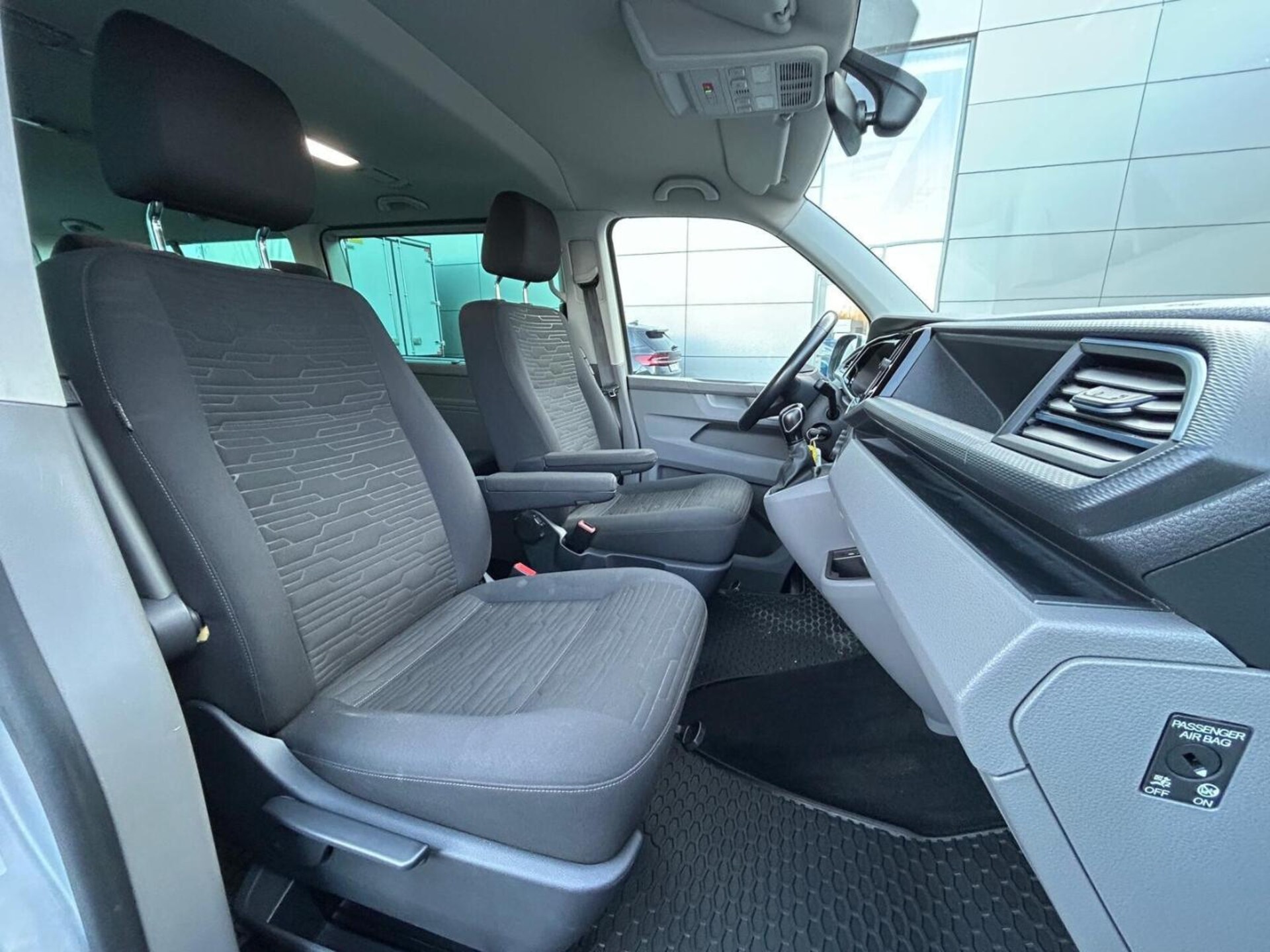 Volkswagen Caravelle 6.1 długi roztaw osi SE